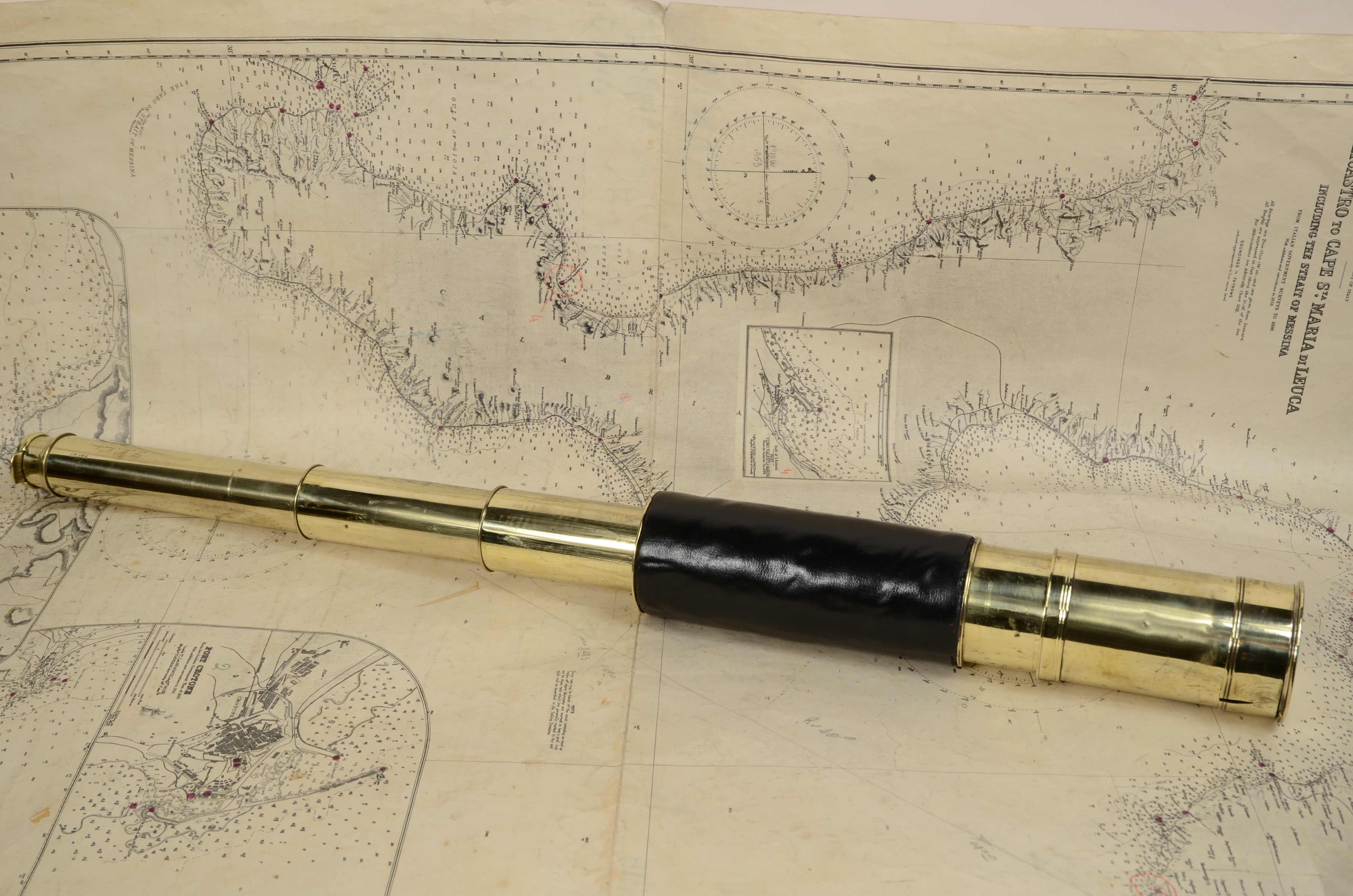 Brass telescope 3 extensions signed F.M. Newton Optician Halifax 1870  In Good Condition For Sale In Milan, IT
