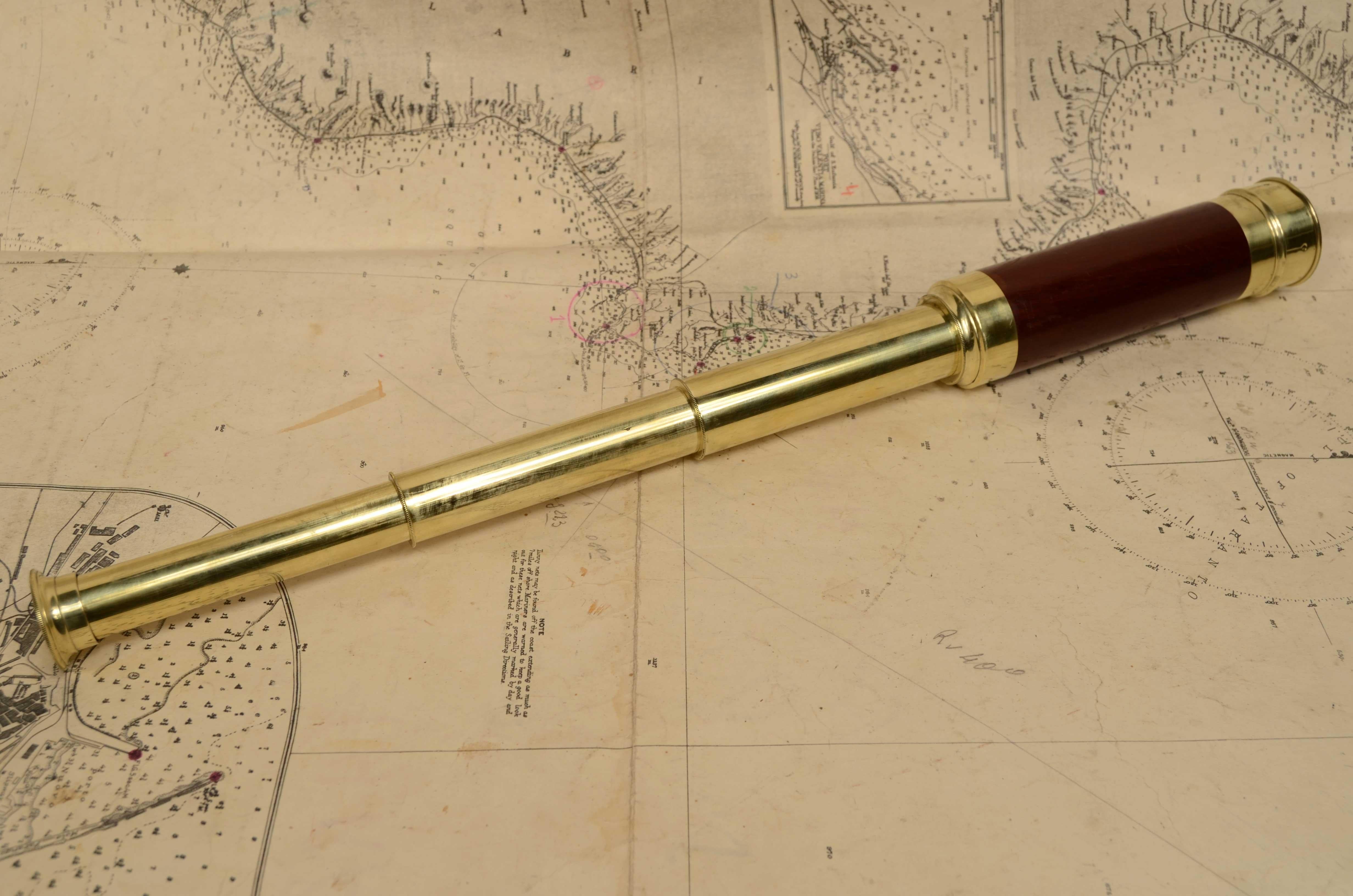 Télescope rond en laiton avec poignée en bois d'acajou, trois foyers d'extension, complet avec capuchon anti-poussière. Fabrication anglaise du milieu du 19e siècle. Longueur maximale cm 43, pouces 16.9,  minimum 15,8 cm - pouces 6,2 diamètre focal