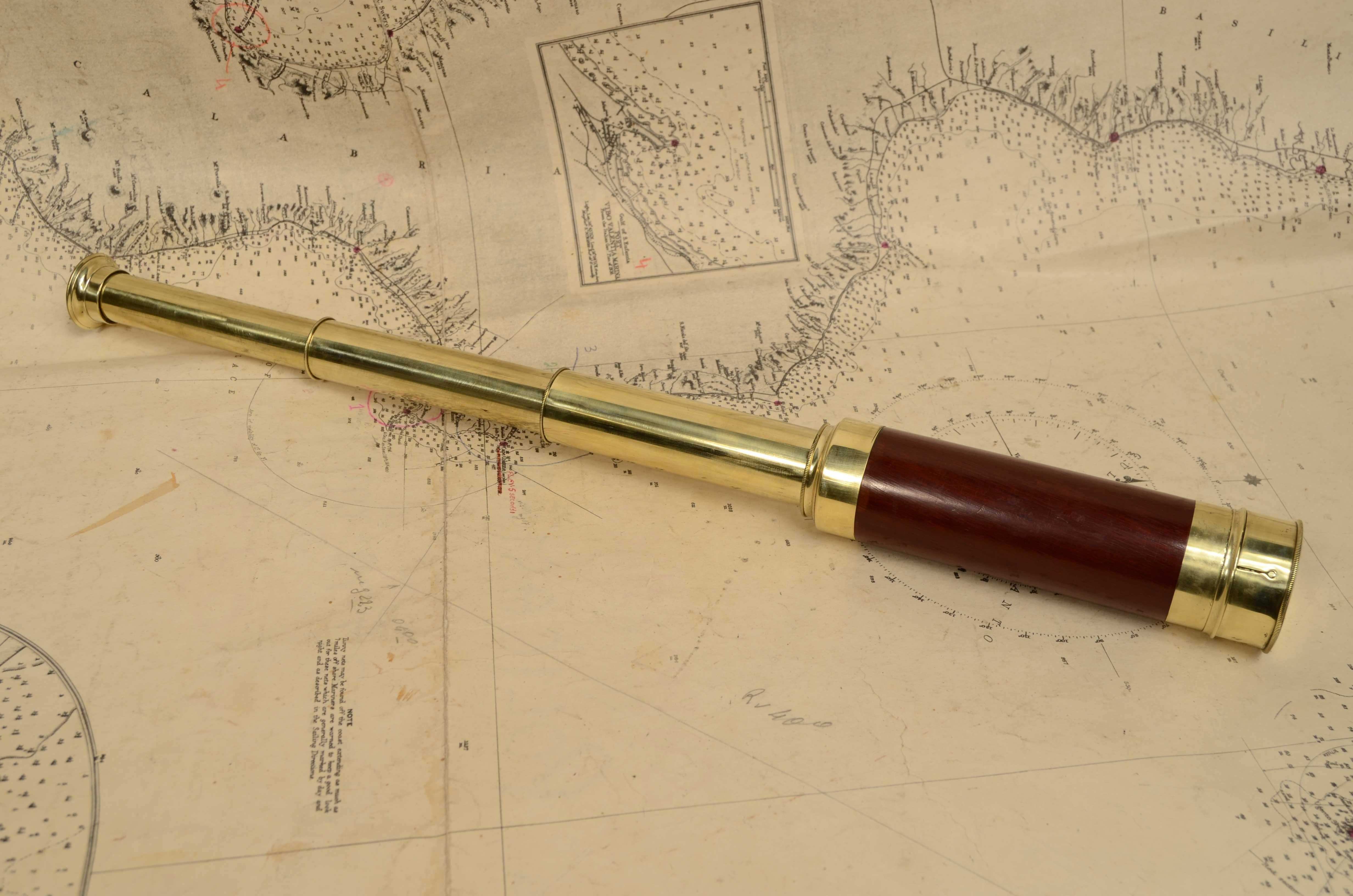 Télescope rond en laiton avec manche en bois d'acajou 1850 Bon état - En vente à Milan, IT