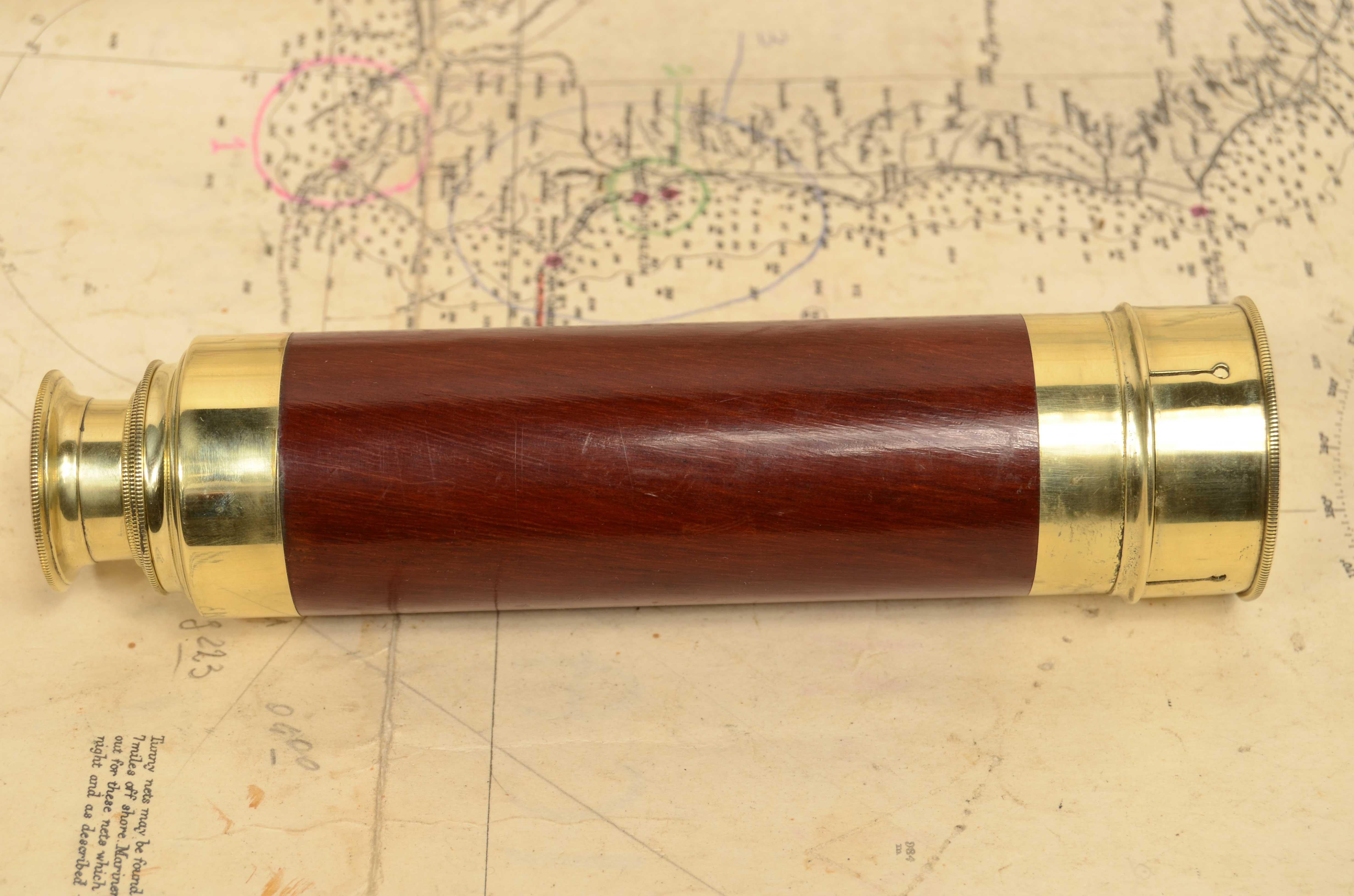 19th Century Télescope rond en laiton avec manche en bois d'acajou 1850 en vente