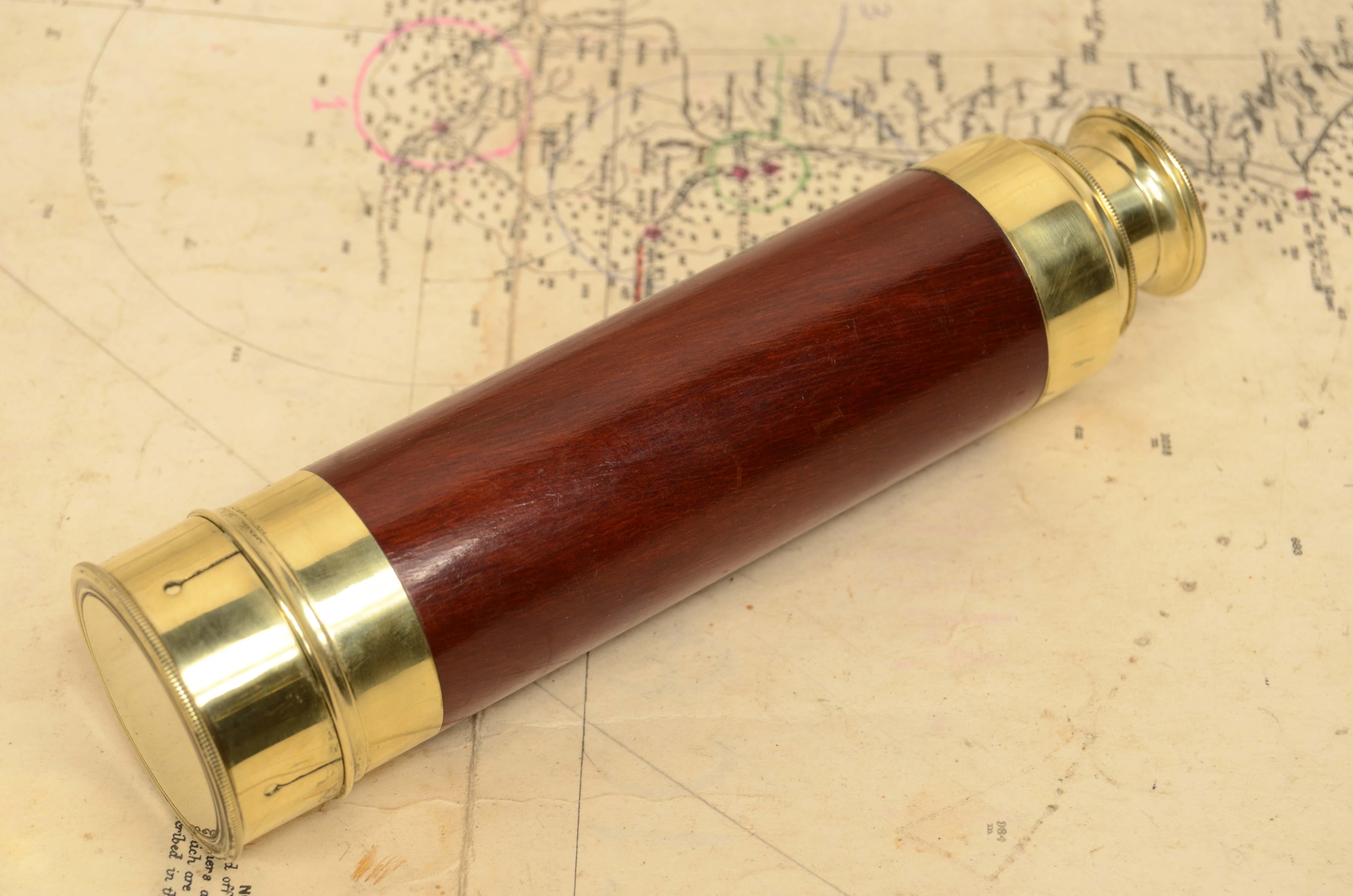 Laiton Télescope rond en laiton avec manche en bois d'acajou 1850 en vente