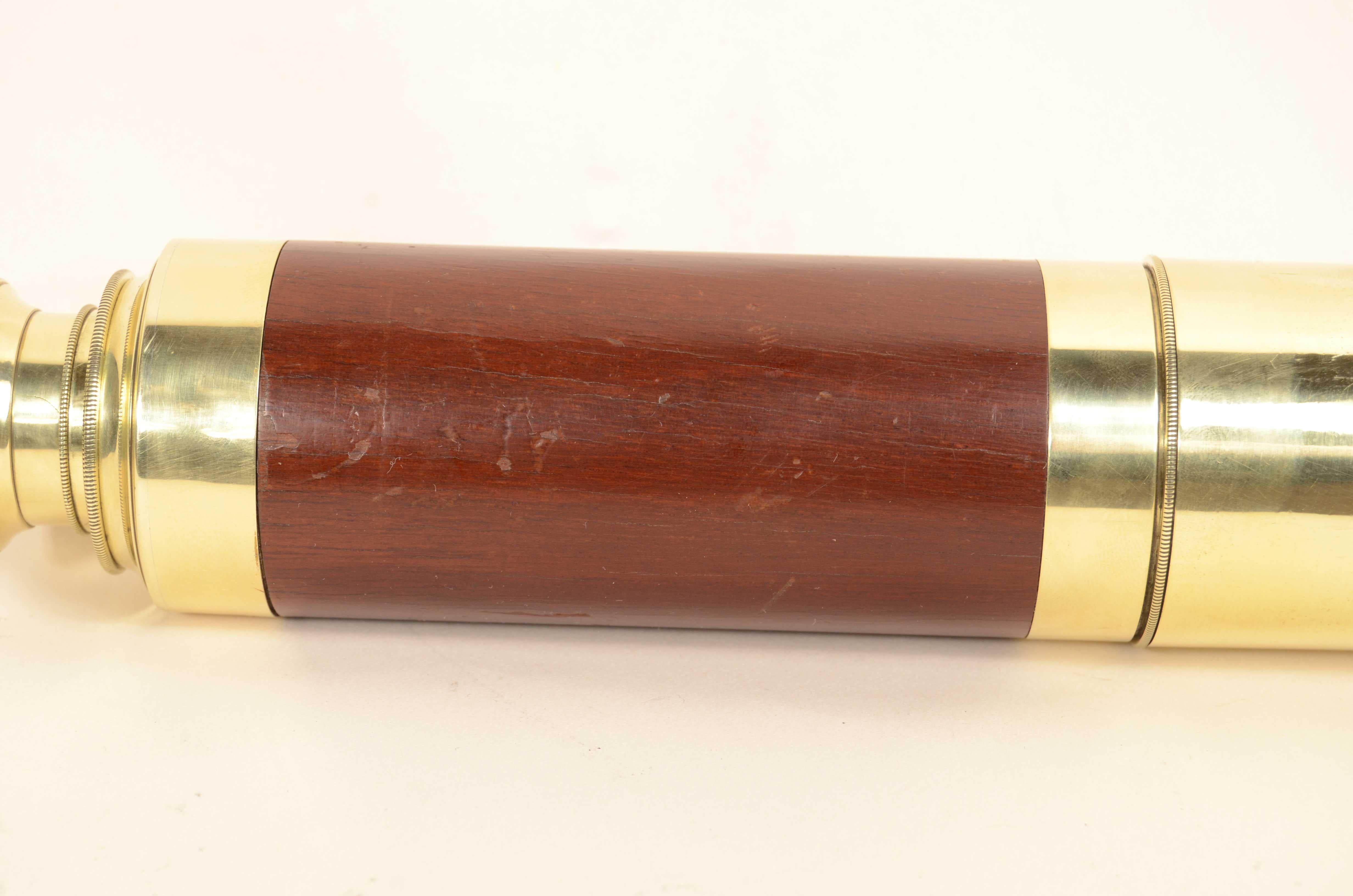Télescope rond en laiton avec poignée en acajou 3 extensions 1850 en vente 11