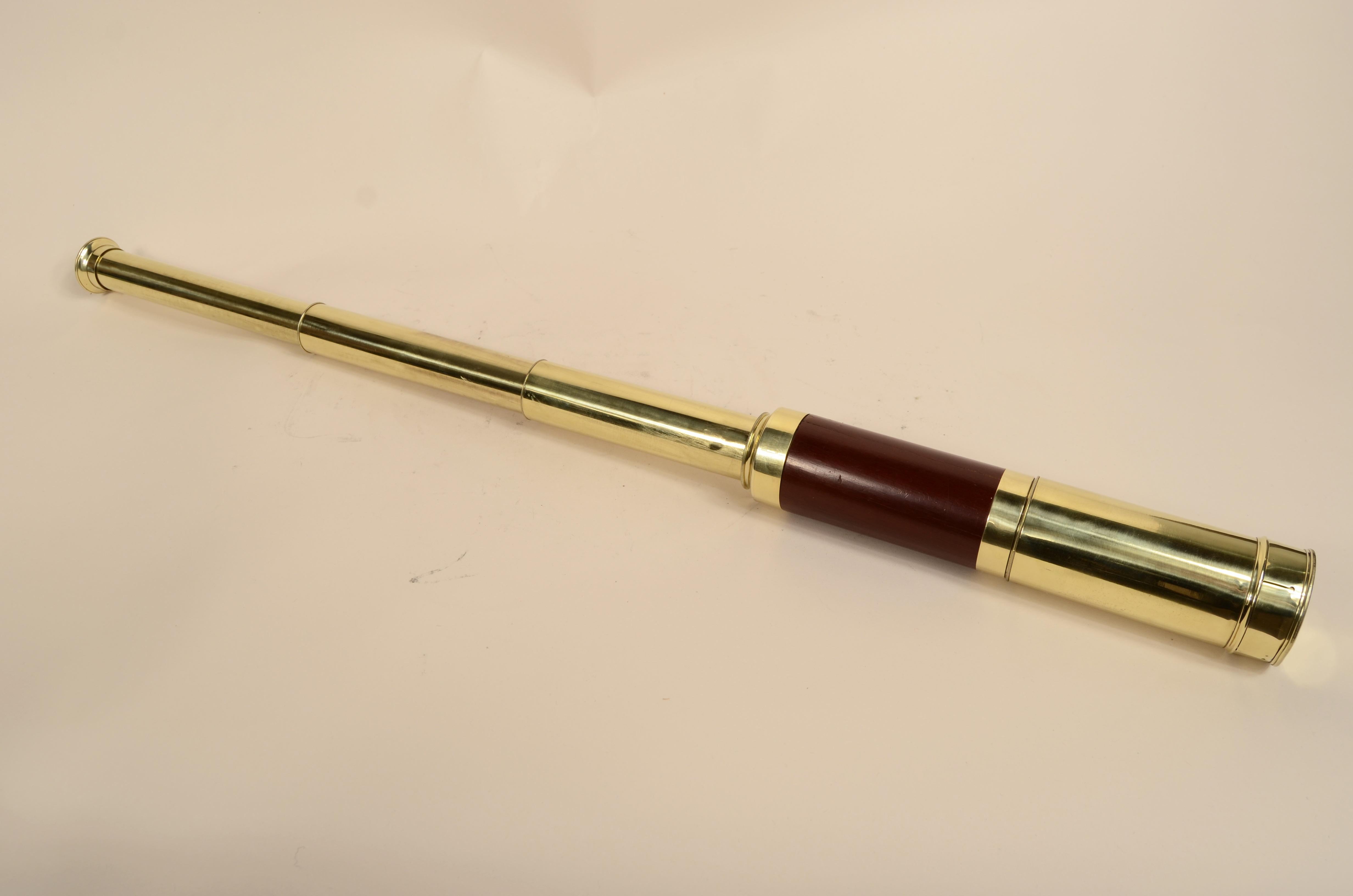 19th Century Télescope rond en laiton avec poignée en acajou 3 extensions 1850 en vente