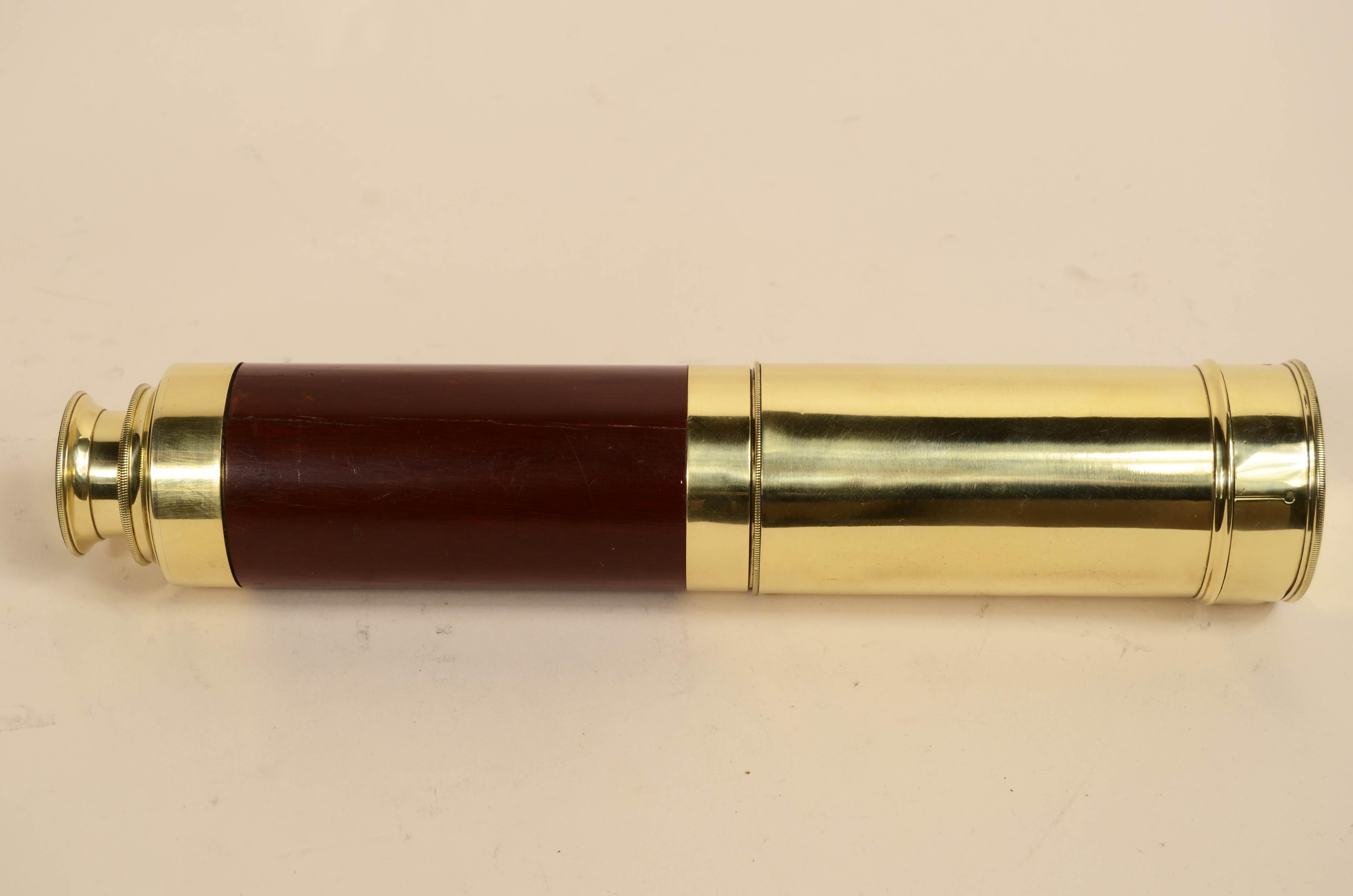 Laiton Télescope rond en laiton avec poignée en acajou 3 extensions 1850 en vente