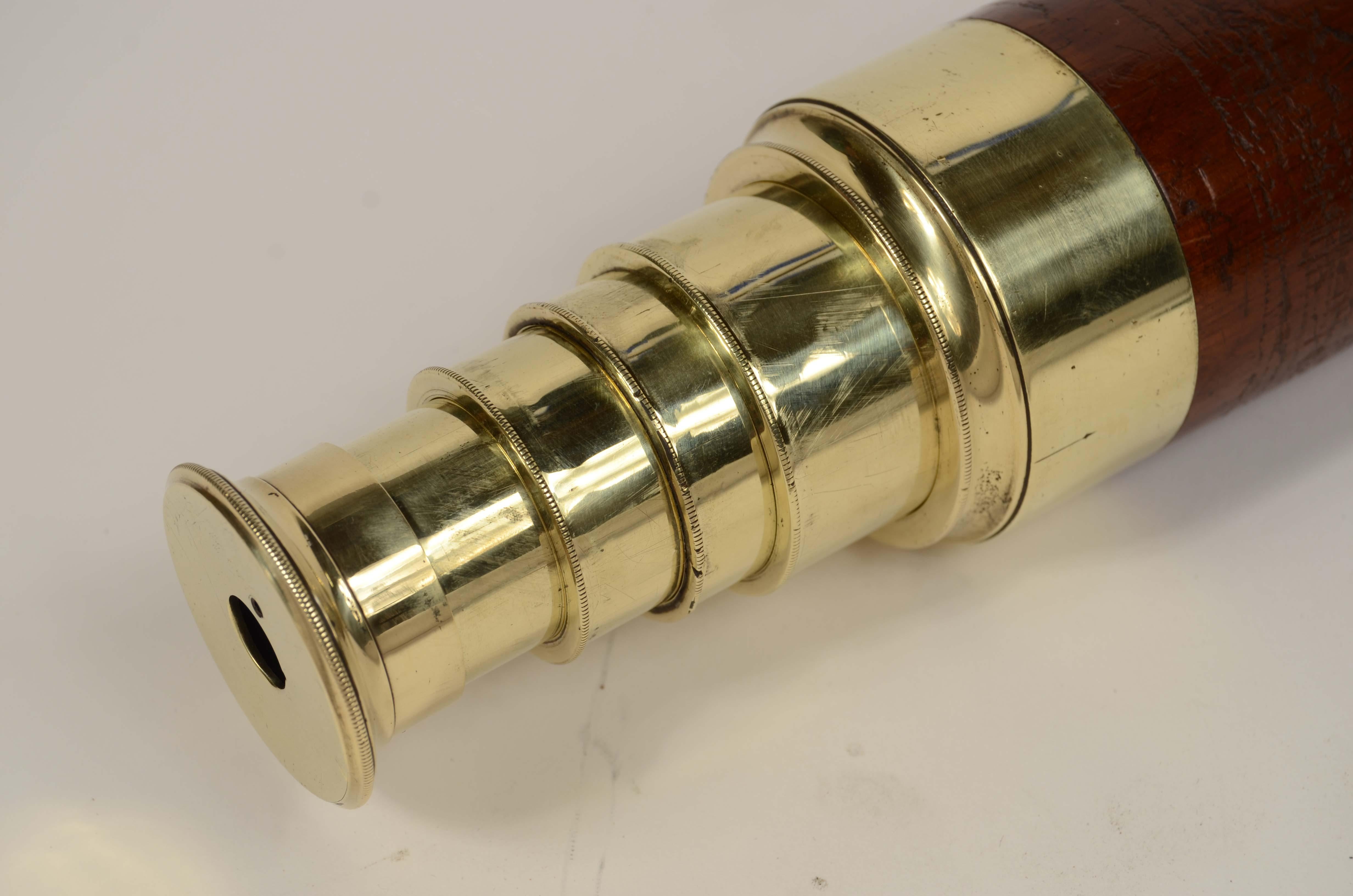 Cannocchiale in ottone a sezione tonda con impugnatura rivestita di mogano 1850 in vendita 6