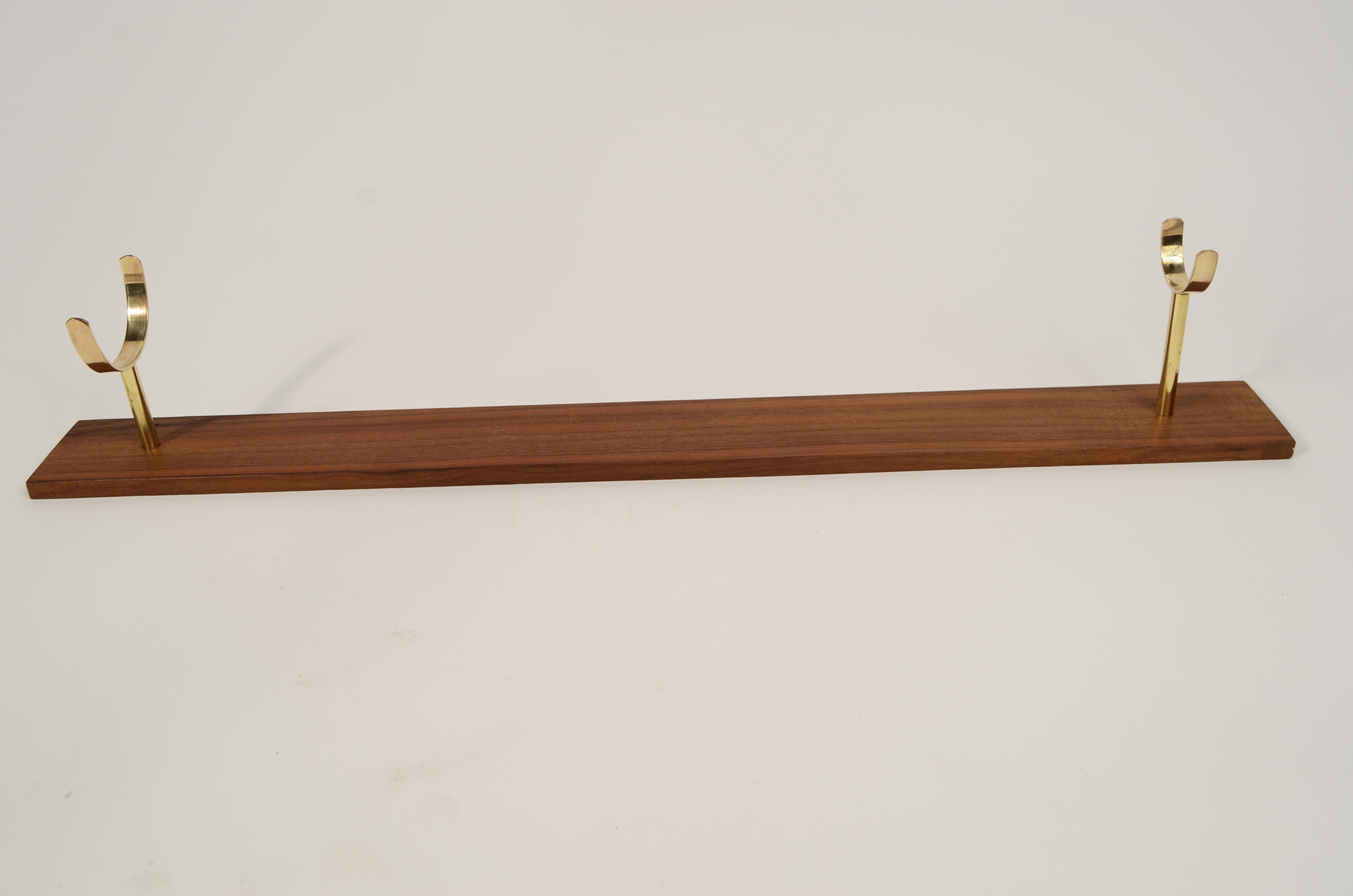 Cannocchiale in ottone a sezione tonda con impugnatura rivestita di mogano, messa a fuoco a quattro allunghi. Manifattura inglese della metà del XIX secolo. Buono stato segni di usura, perfettamente funzionante, completo di base per l’appoggio