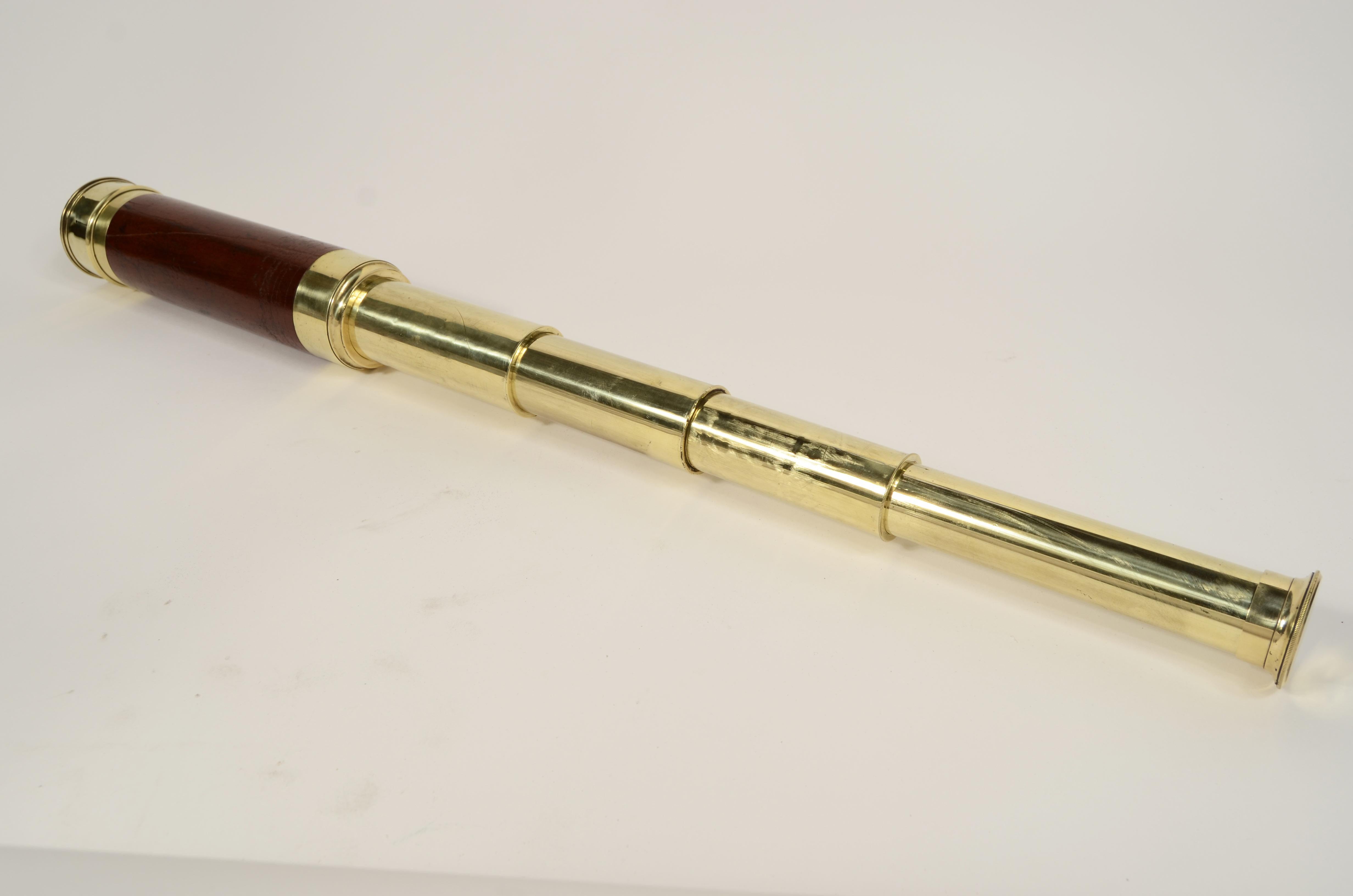 19th Century Cannocchiale in ottone a sezione tonda con impugnatura rivestita di mogano 1850 in vendita