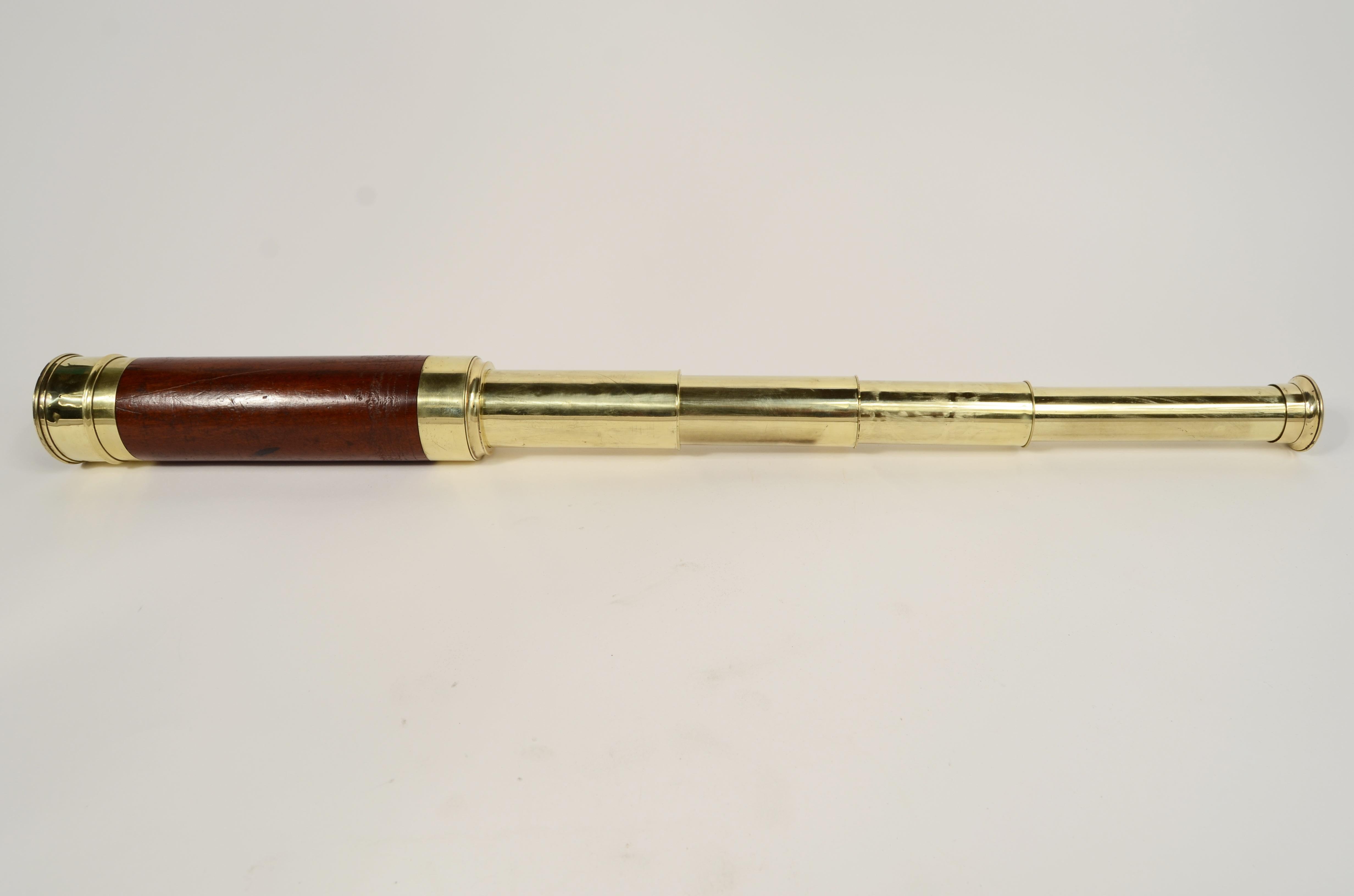 Ottone Cannocchiale in ottone a sezione tonda con impugnatura rivestita di mogano 1850 in vendita