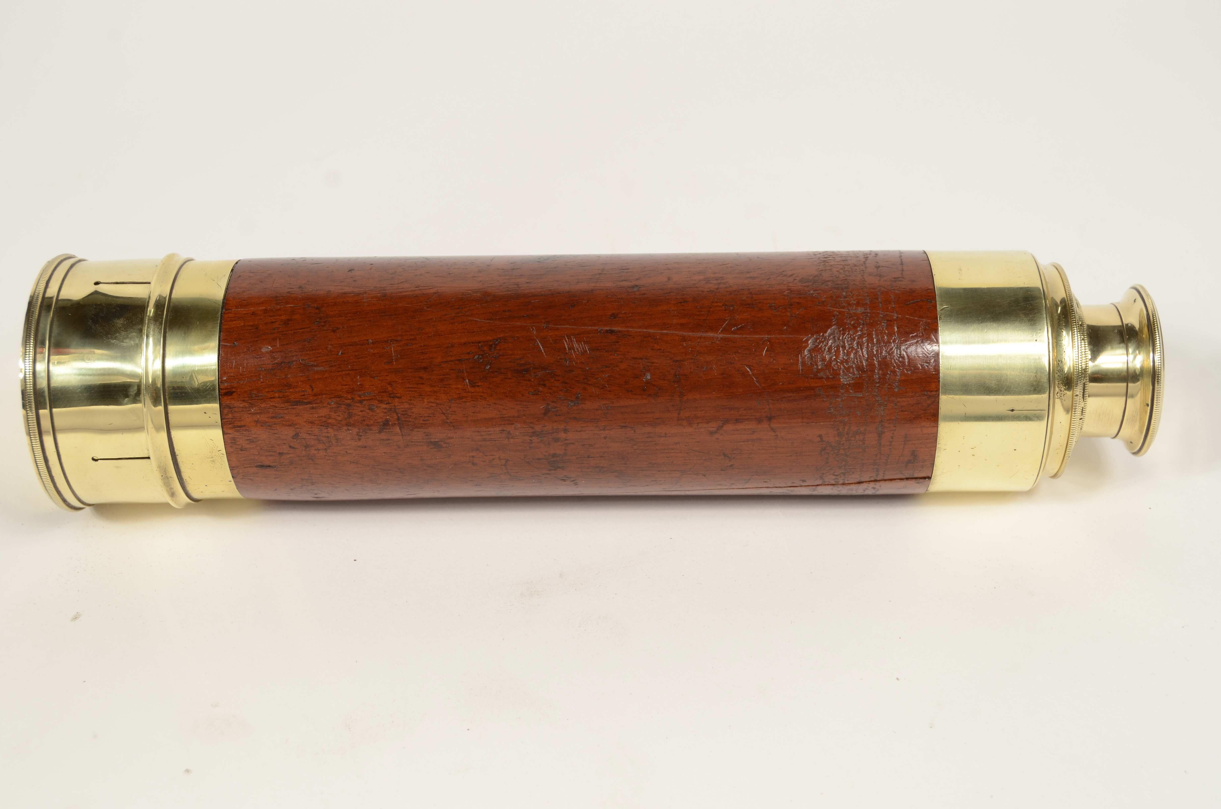 Cannocchiale in ottone a sezione tonda con impugnatura rivestita di mogano 1850 in vendita 1