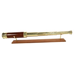 Cannocchiale in ottone a sezione tonda con impugnatura rivestita di mogano 1850