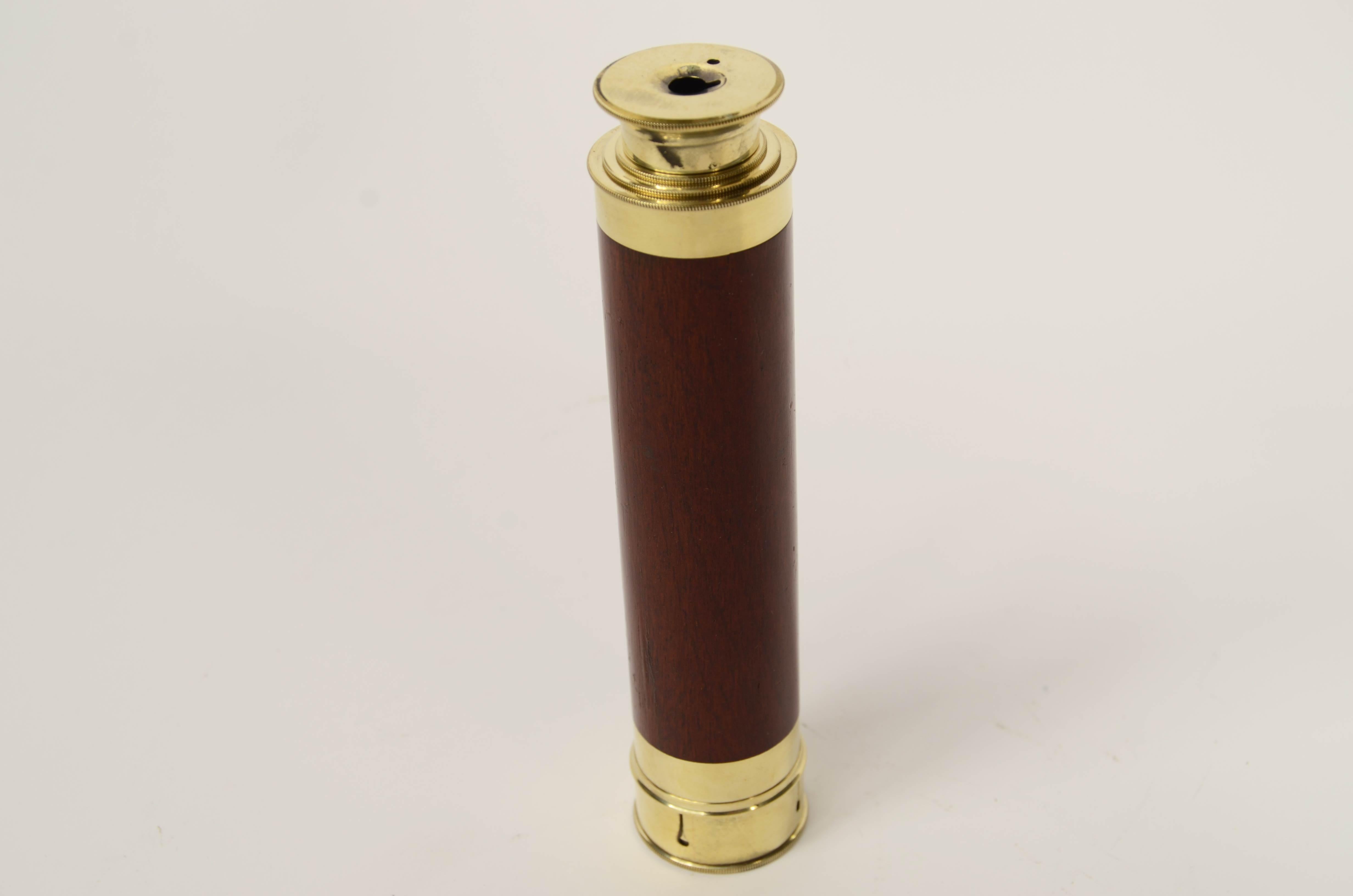 Cannocchiale in ottone a sezione tonda con impugnatura rivestita di mogano 1870 in vendita 6