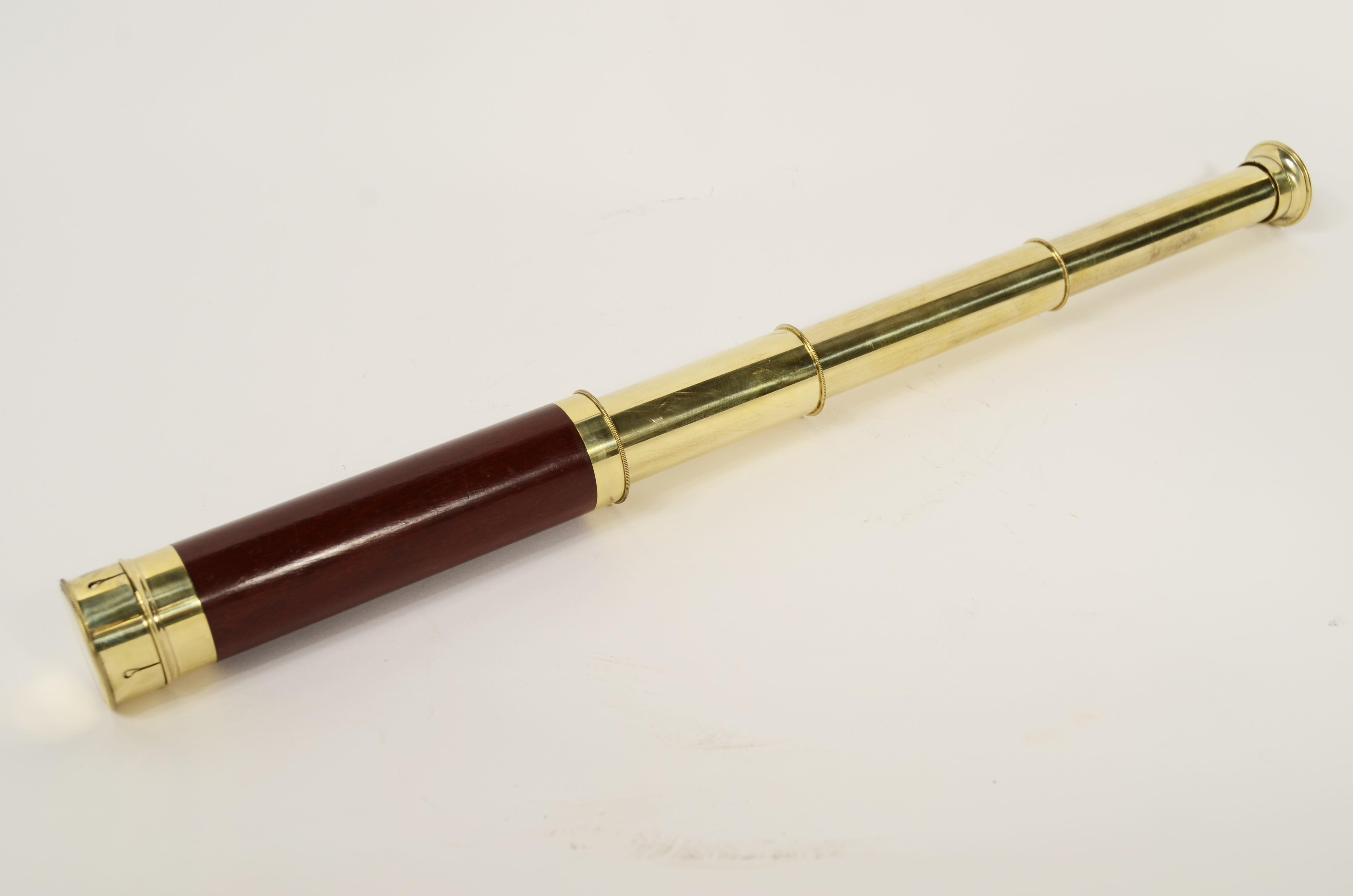 Cannocchiale in ottone a sezione tonda con impugnatura rivestita di mogano, messa a fuoco a tre allunghi. Manifattura inglese della metà del XIX secolo. 
Completo di base per l’appoggio realizzata su misura in legno e ottone. 
Per mettere a fuoco il