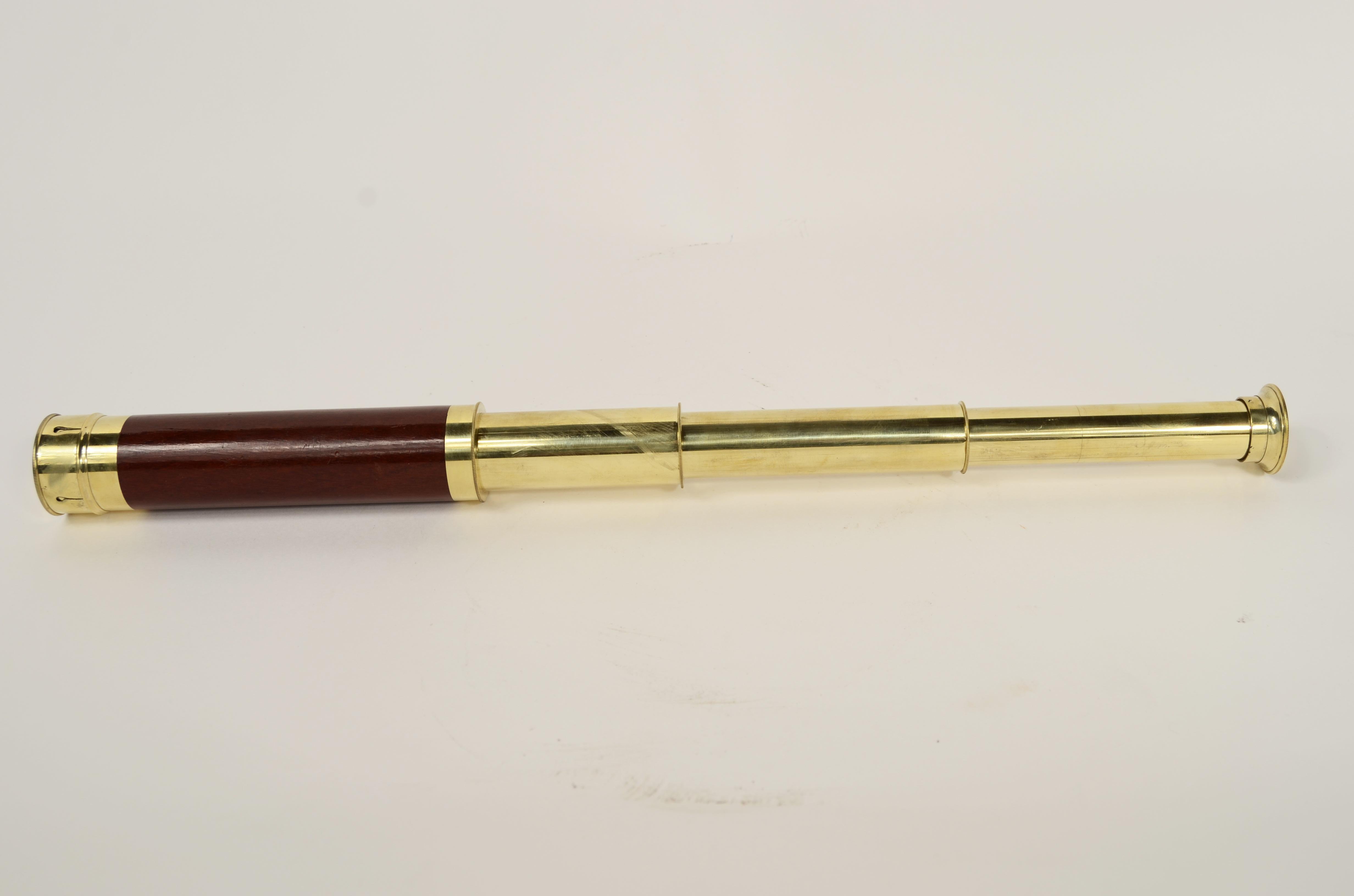 19th Century Cannocchiale in ottone a sezione tonda con impugnatura rivestita di mogano 1870 in vendita