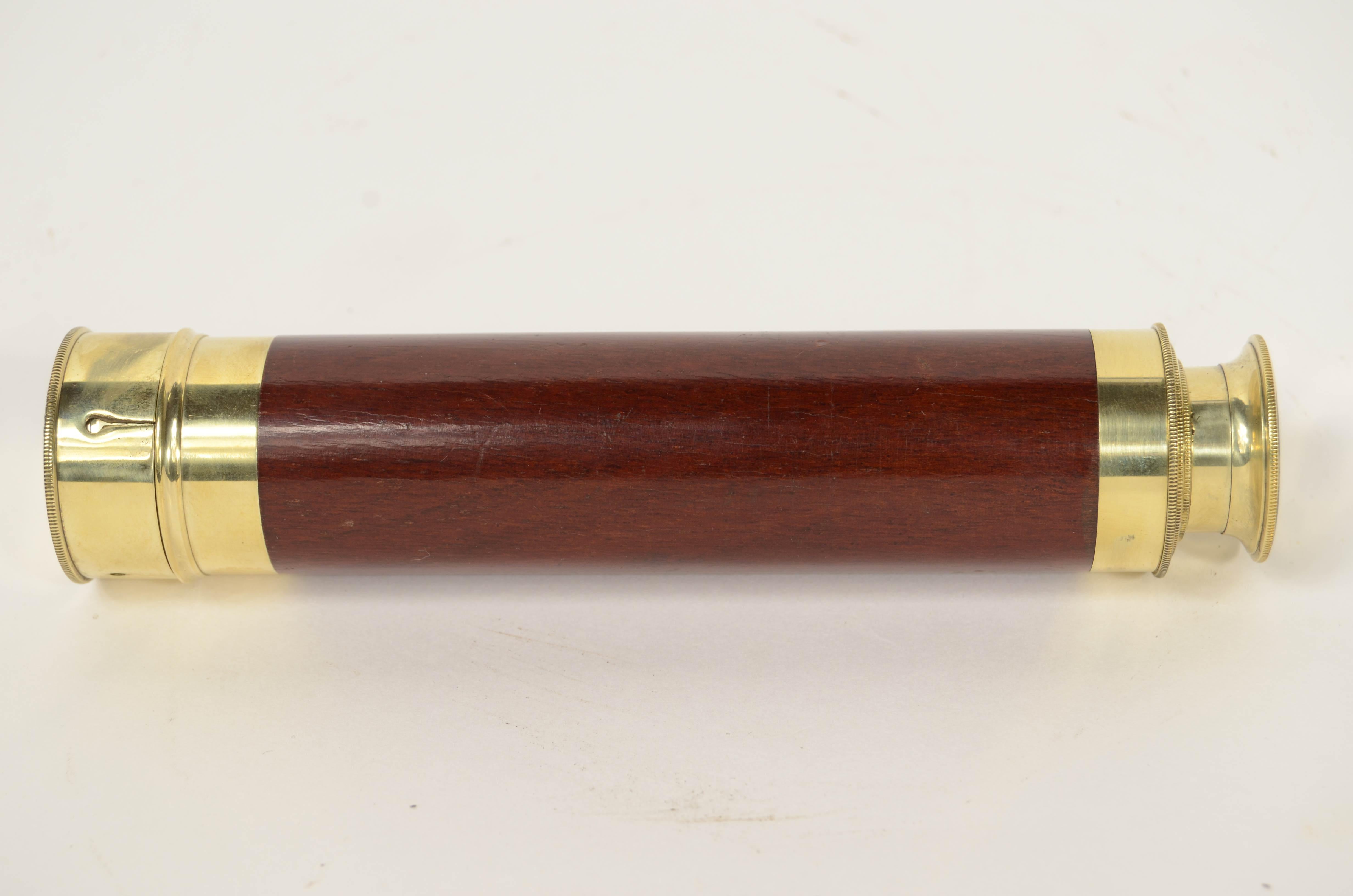 Ottone Cannocchiale in ottone a sezione tonda con impugnatura rivestita di mogano 1870 in vendita