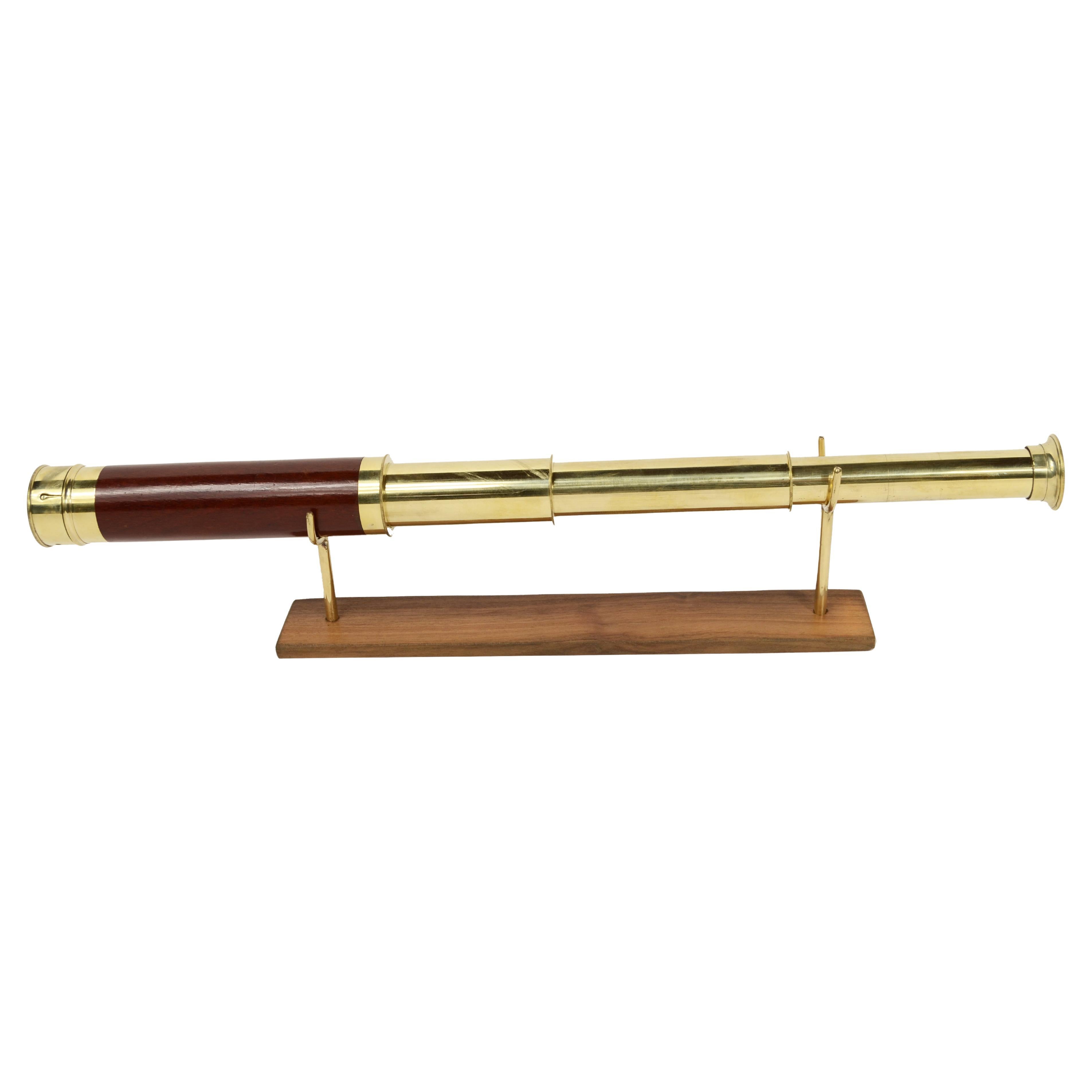 Rundes Messingfernrohr mit mahagonibeschichtetem Griff 1870