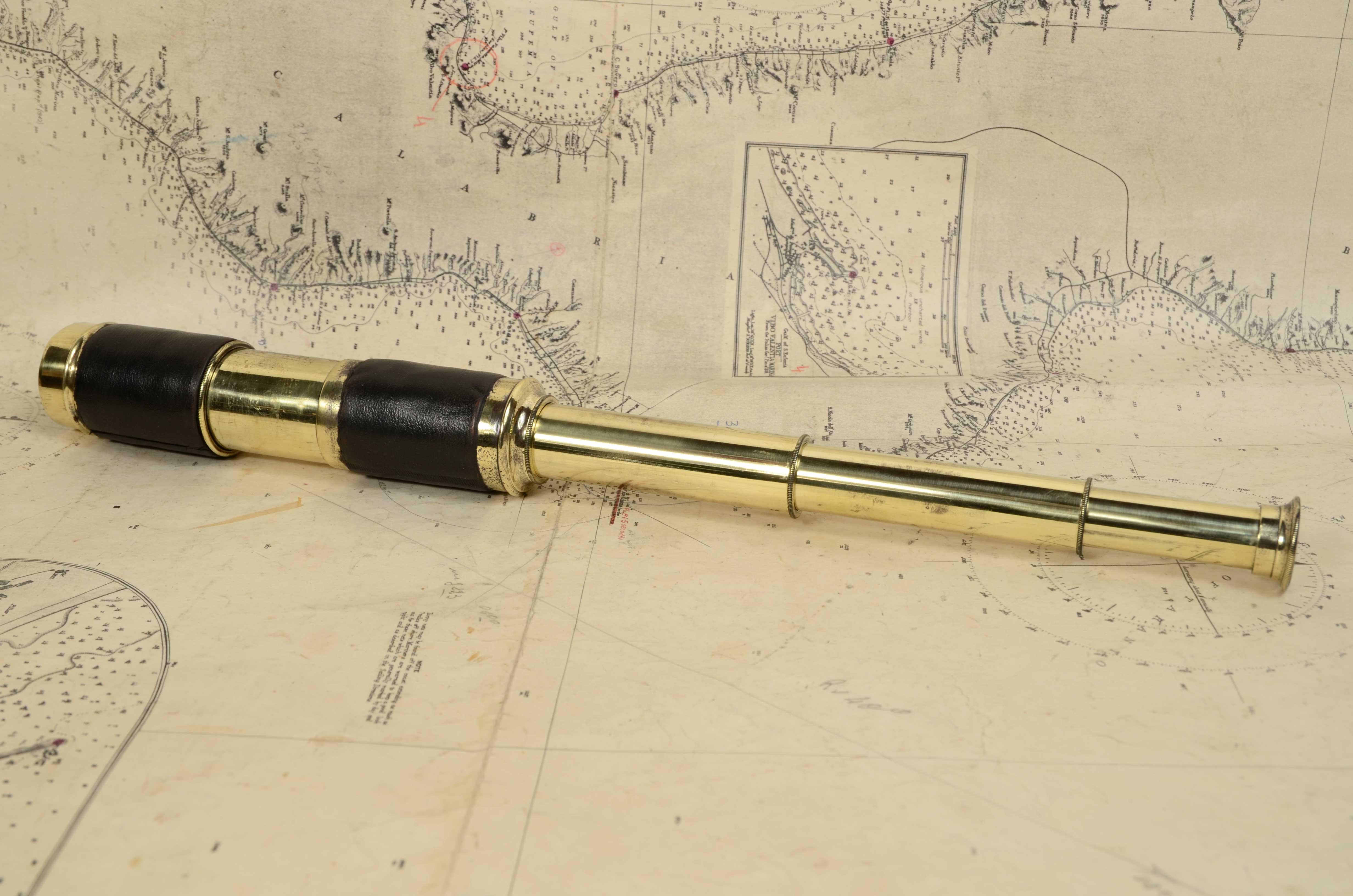 Cannocchiale a sezione tonda  brass with leather-covered handle and three-extension focus. Cannocchiale a sezione tonda  brass with leather-covered handle and three-extension focus. English manufacture of the second half of the 19th cent. Maximum