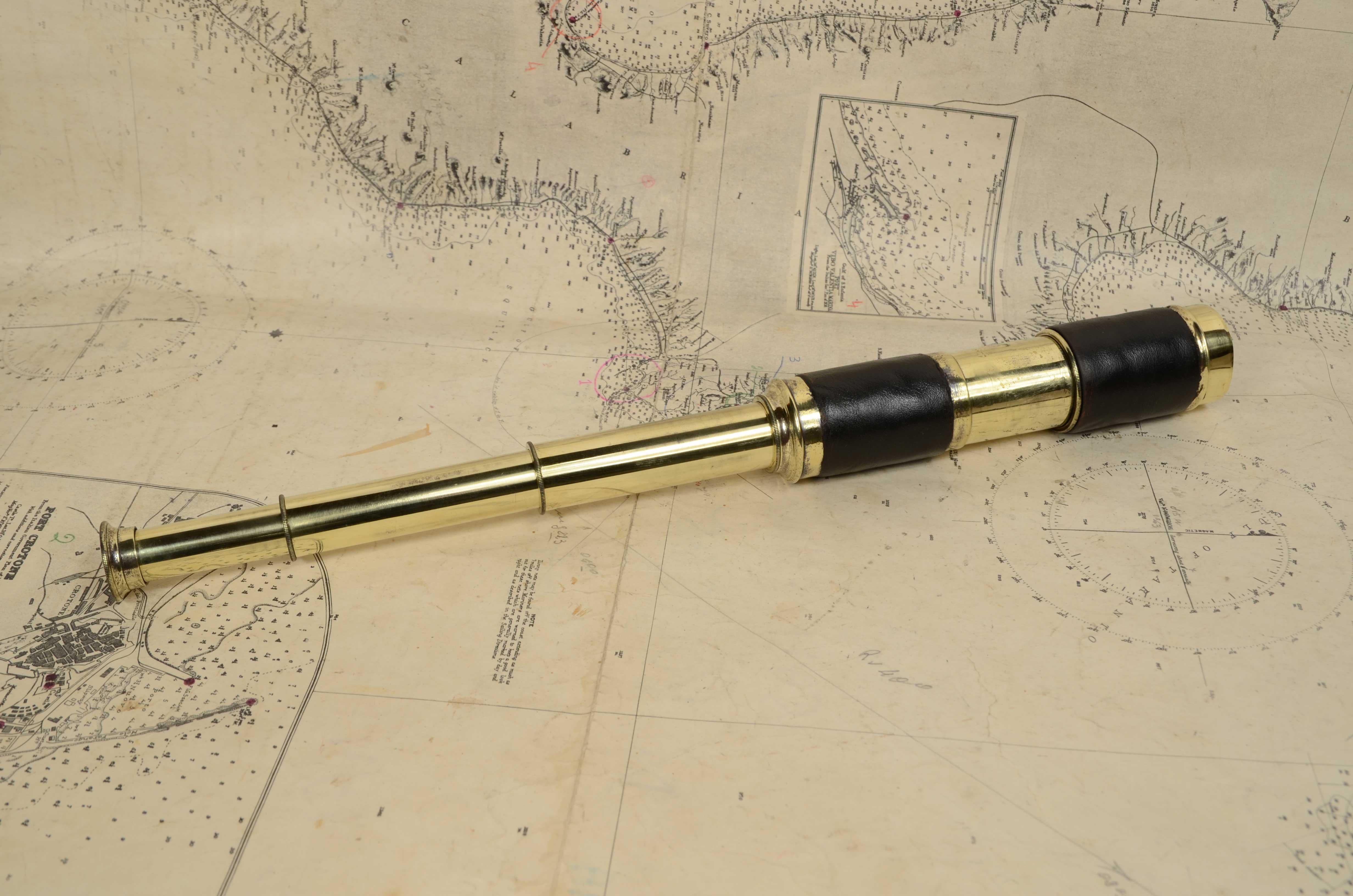 Brass telescope with leather handle England circa 1870 In Good Condition For Sale In Milan, IT