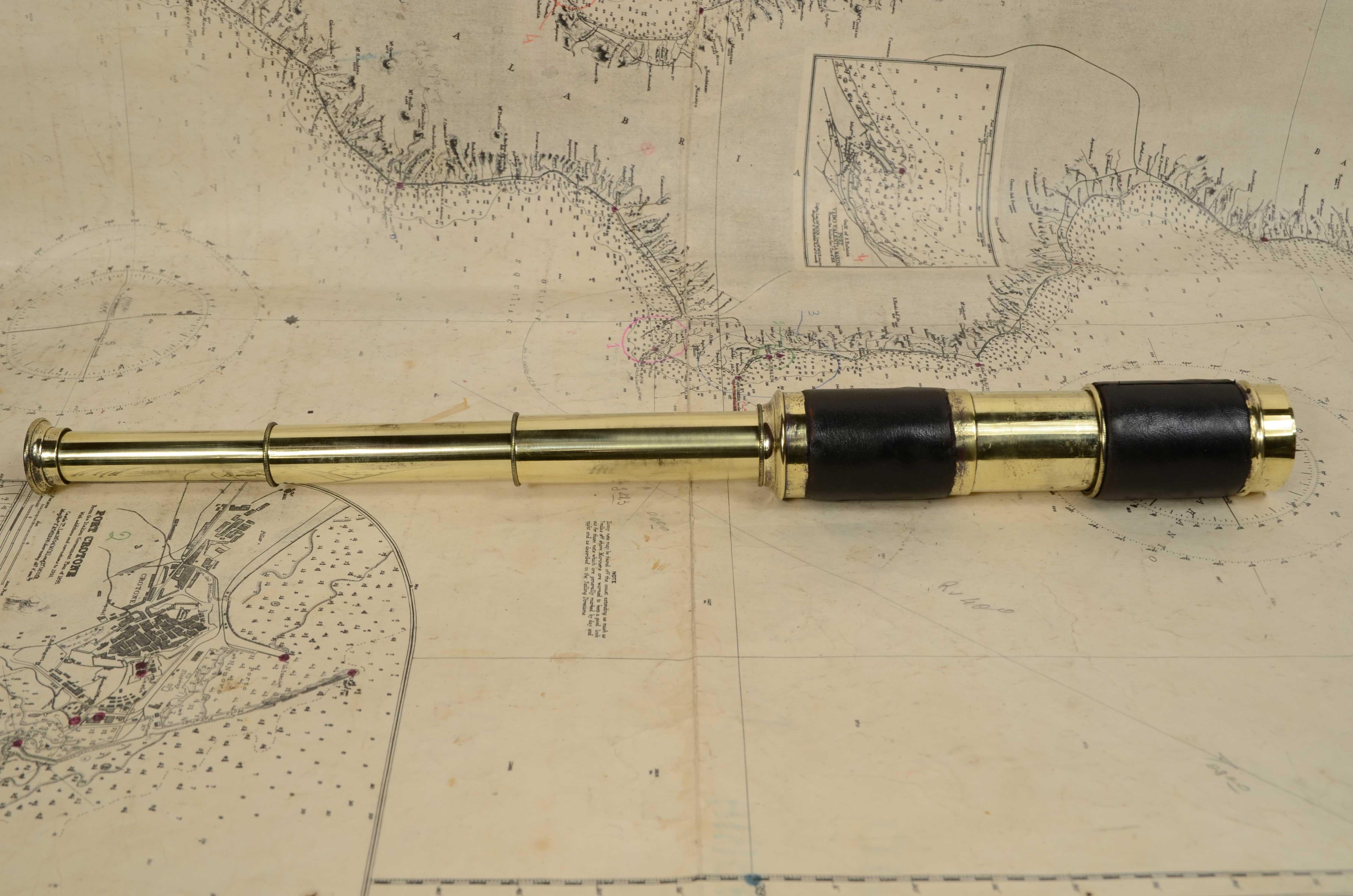 Late 19th Century Brass telescope with leather handle England circa 1870 For Sale