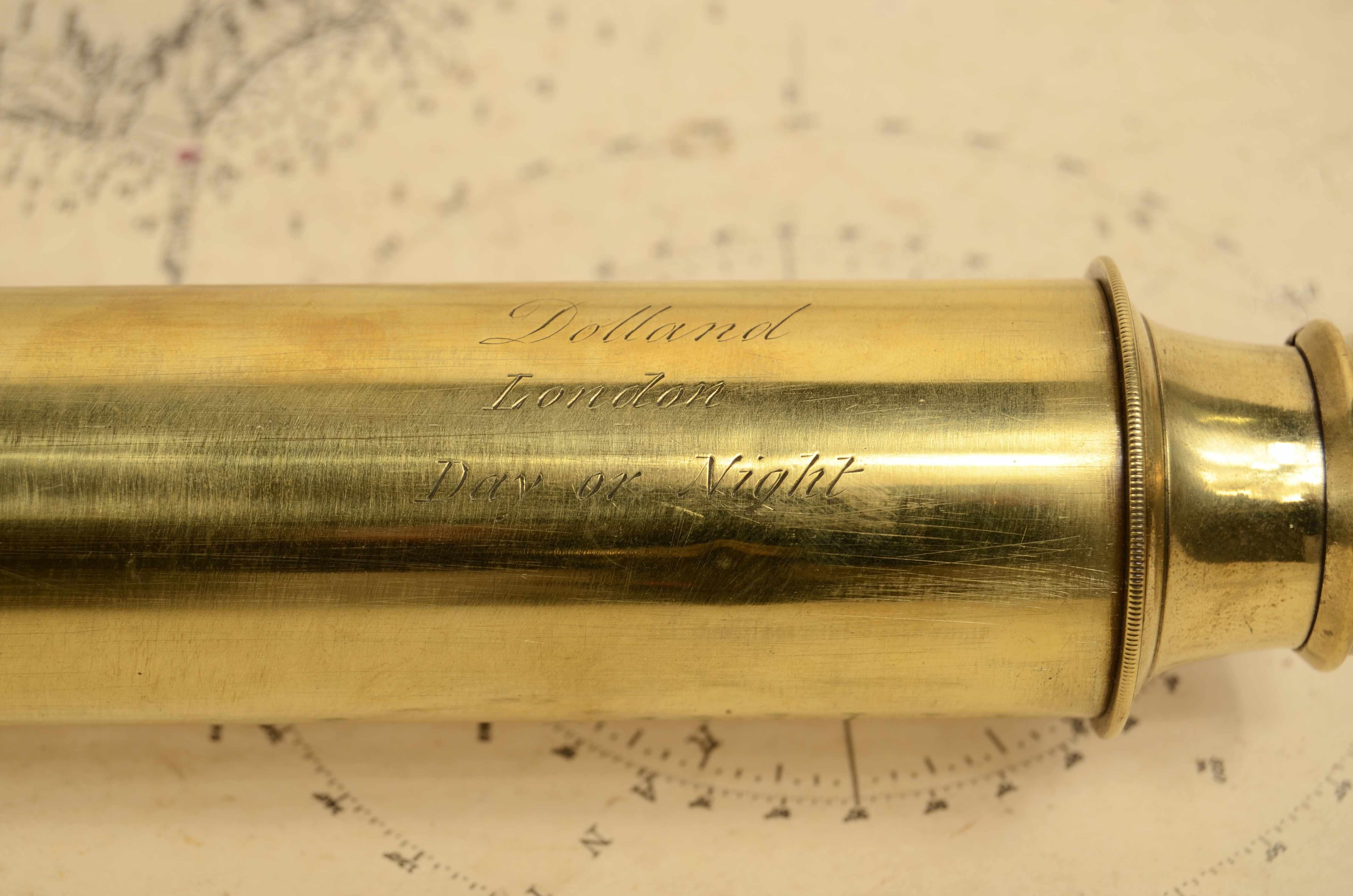 Télescope en laiton avec poignée en bois d'acajou, mise au point à une extension, instrument complet avec extension pare-soleil et languettes cache-poussière. Signé Dollond Londres  Le jour ou la nuit du milieu du 19e siècle. Longueur maximale cm