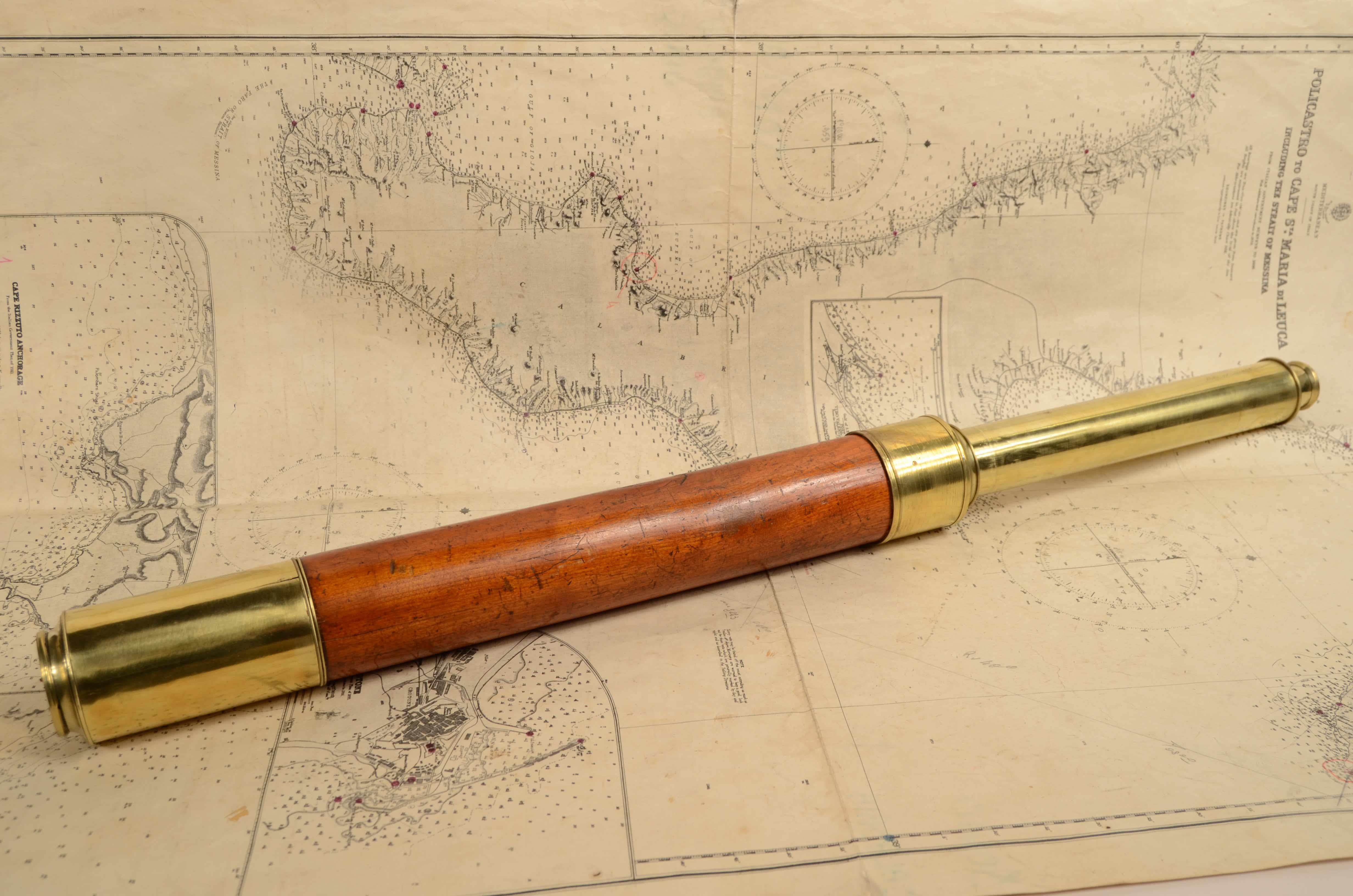 19th Century Télescope en laiton avec manche en acajou Dollond milieu du 19e siècle en vente