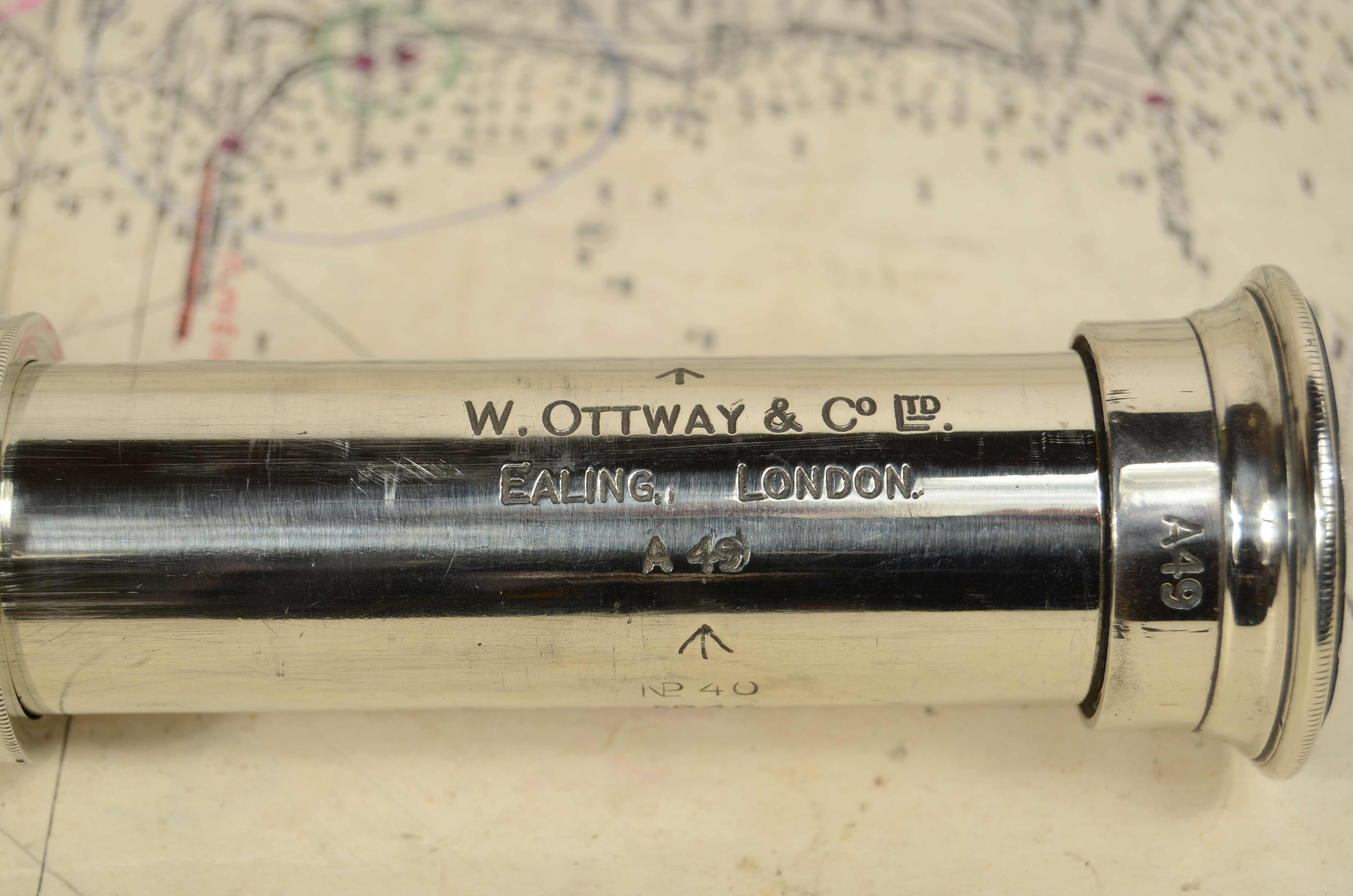 Télescope en laiton chromé et cuir signé W. OTTWAY & Co Ltd  Ealing  Londres  A49 utilisé par les officiers de l'armée britannique pendant la Première Guerre mondiale. 
Mise au point simple, diamètre focal cm 3 - pouces 1,2, longueur maximale cm