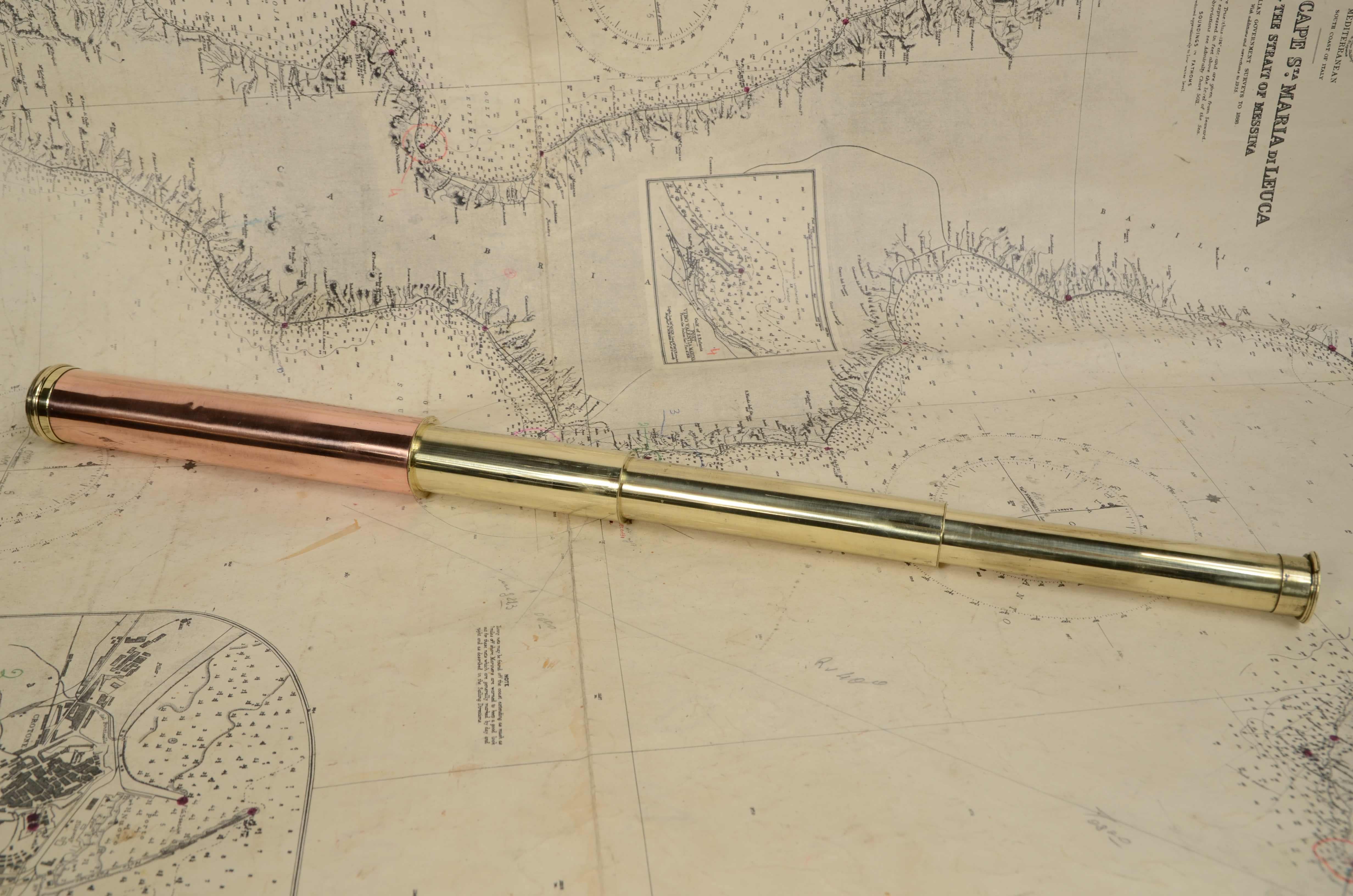 Brass telescope with copper handle, three-extension focus. English manufacture of the second half of the 19th century. Maximum length 62 cm, inches 23.4,  minimum cm 20,- inches 7.9 focal diameter cm 3 - inches 1.2. Good condition, fully functional