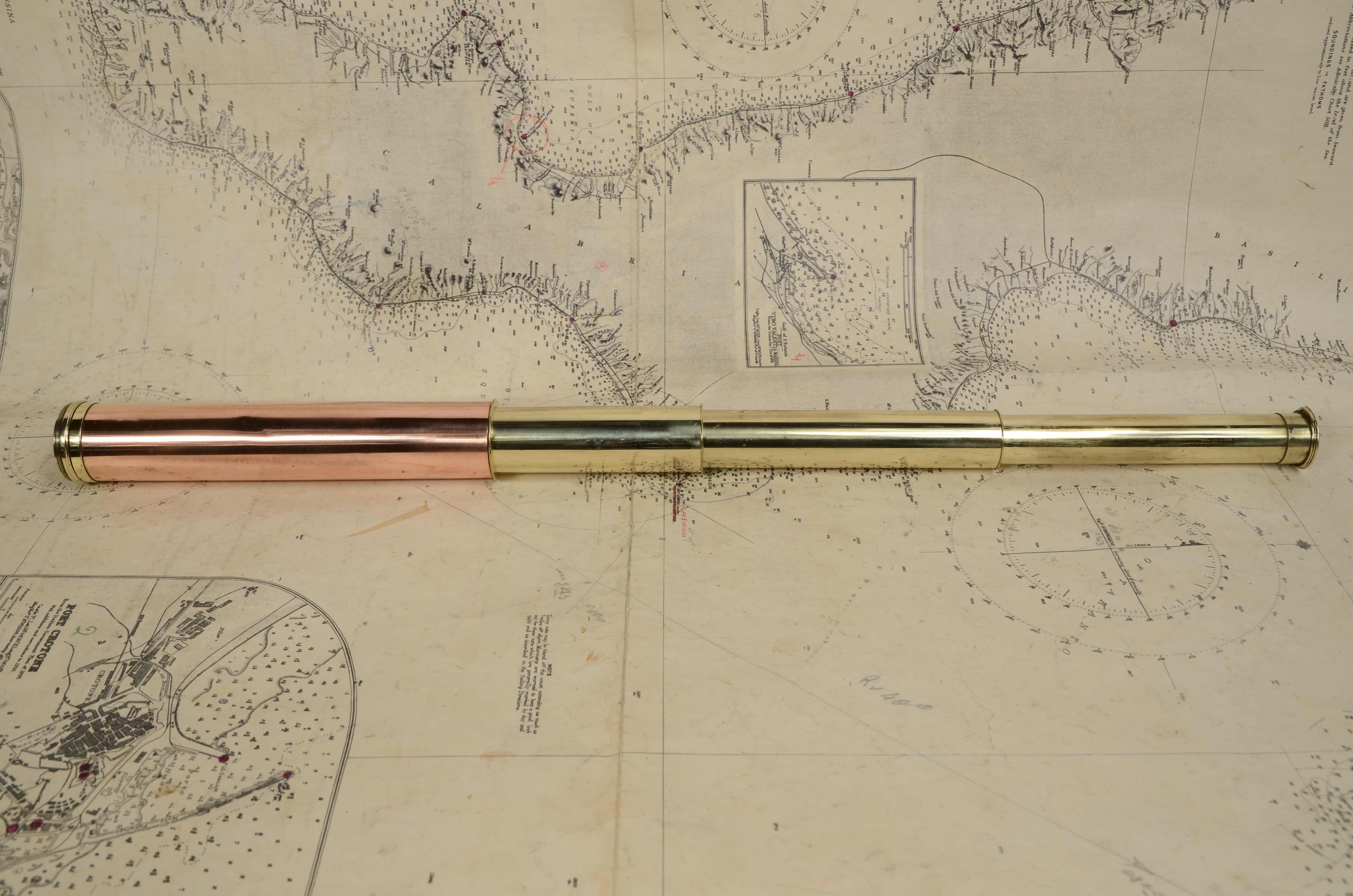 English telescope 3 brass extensions and copper handle circa 1870s  In Good Condition For Sale In Milan, IT