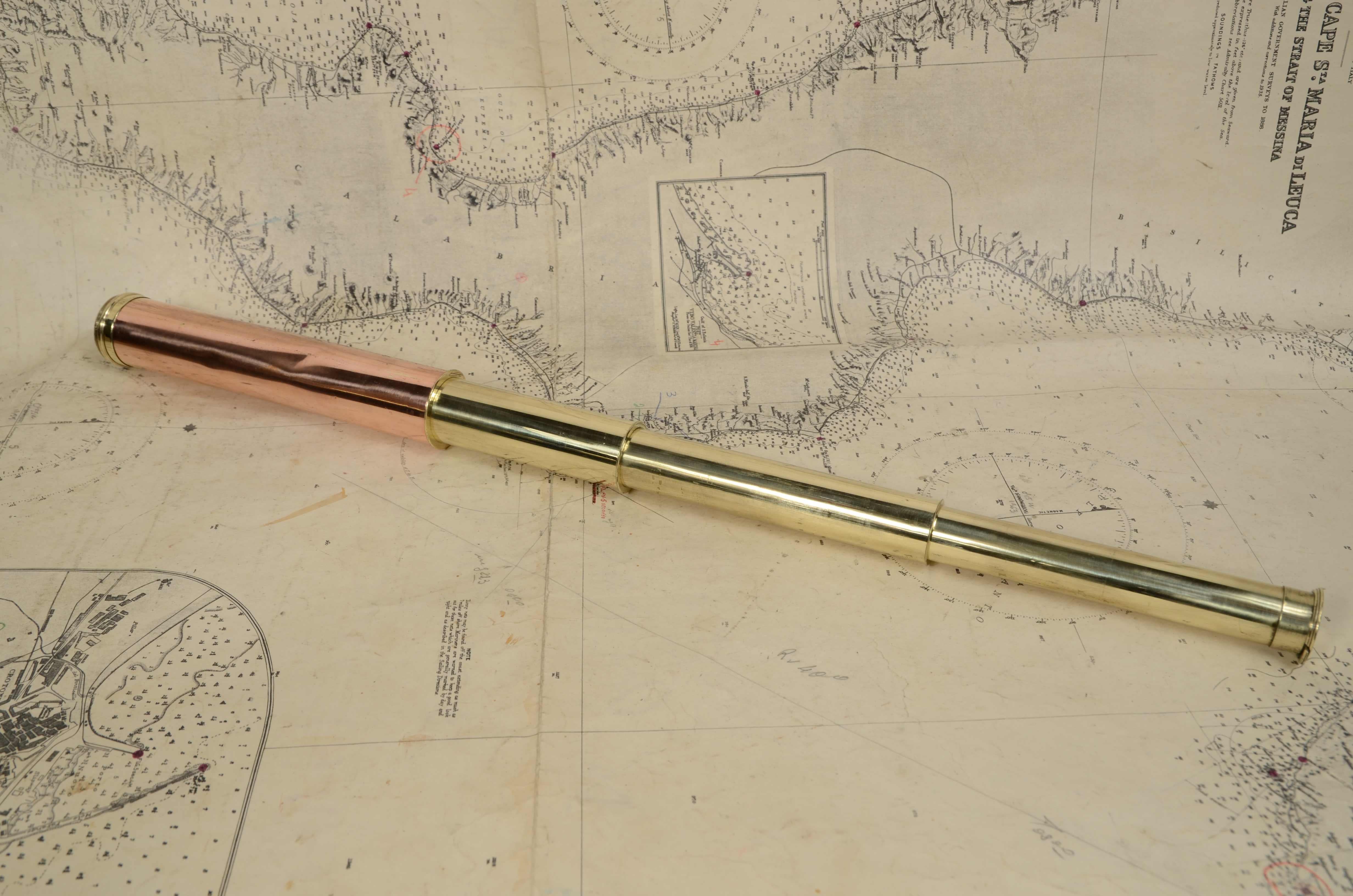 Late 19th Century English telescope 3 brass extensions and copper handle circa 1870s  For Sale