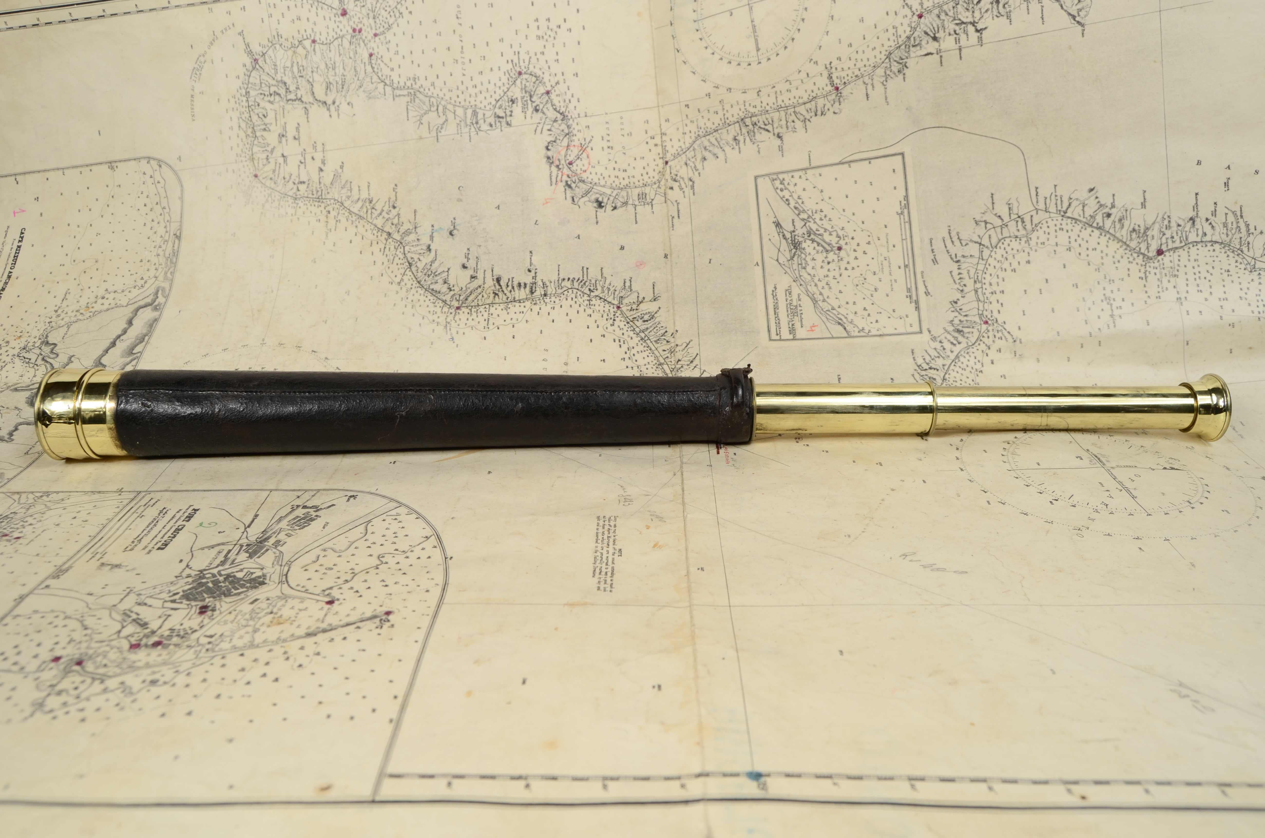 Round-section brass telescope with a slightly splayed shape and leather-covered handle, English manufacture in the second half of the 19th century Mass fire with two extensions. Maximum length 60 cm, inches 23.6,  minimum cm 34.,7,- inches 13.6,