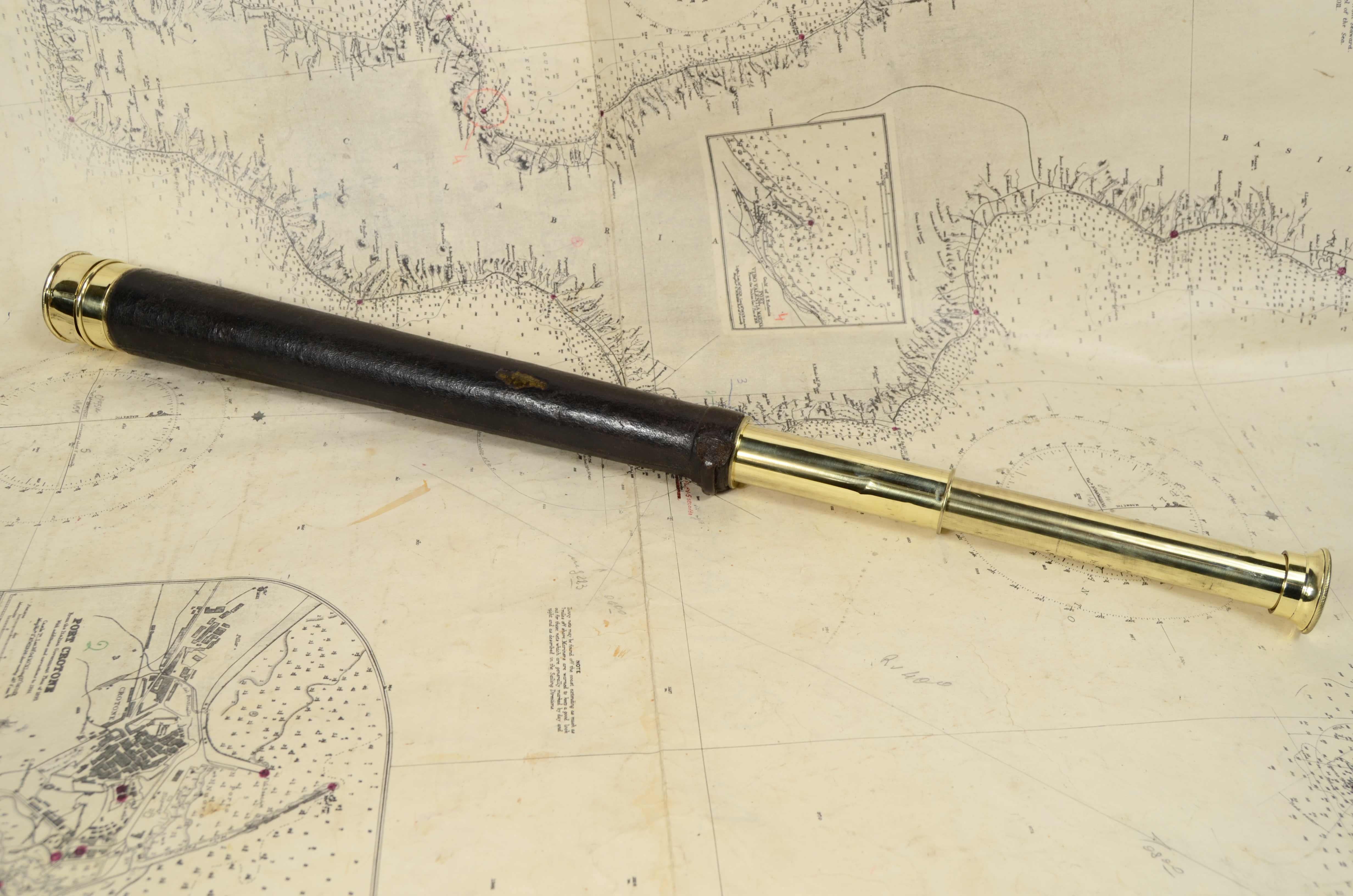 Round section brass telescope with slightly splayed shape of 1870s In Good Condition For Sale In Milan, IT