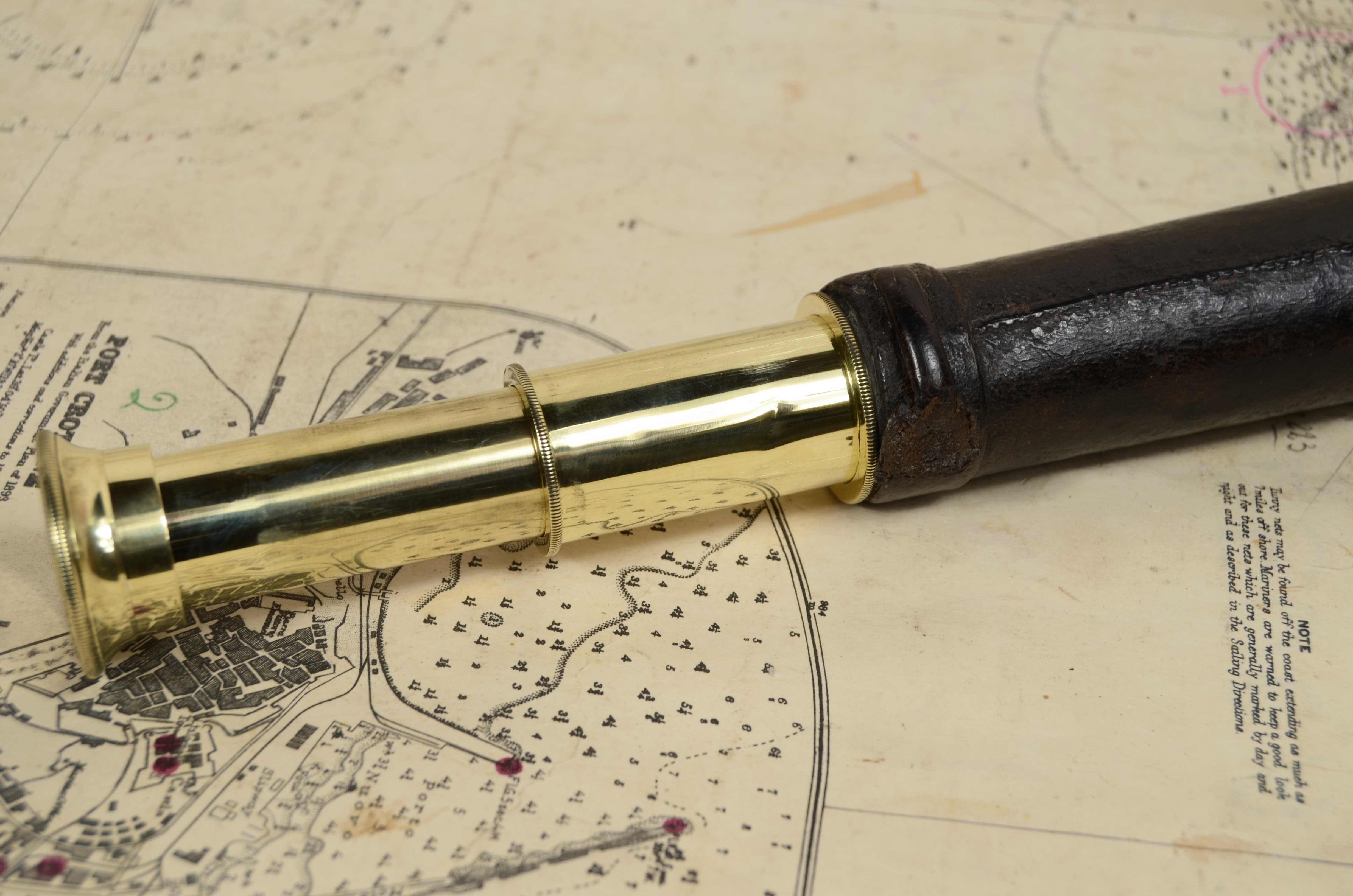 Round section brass telescope with slightly splayed shape of 1870s For Sale 4