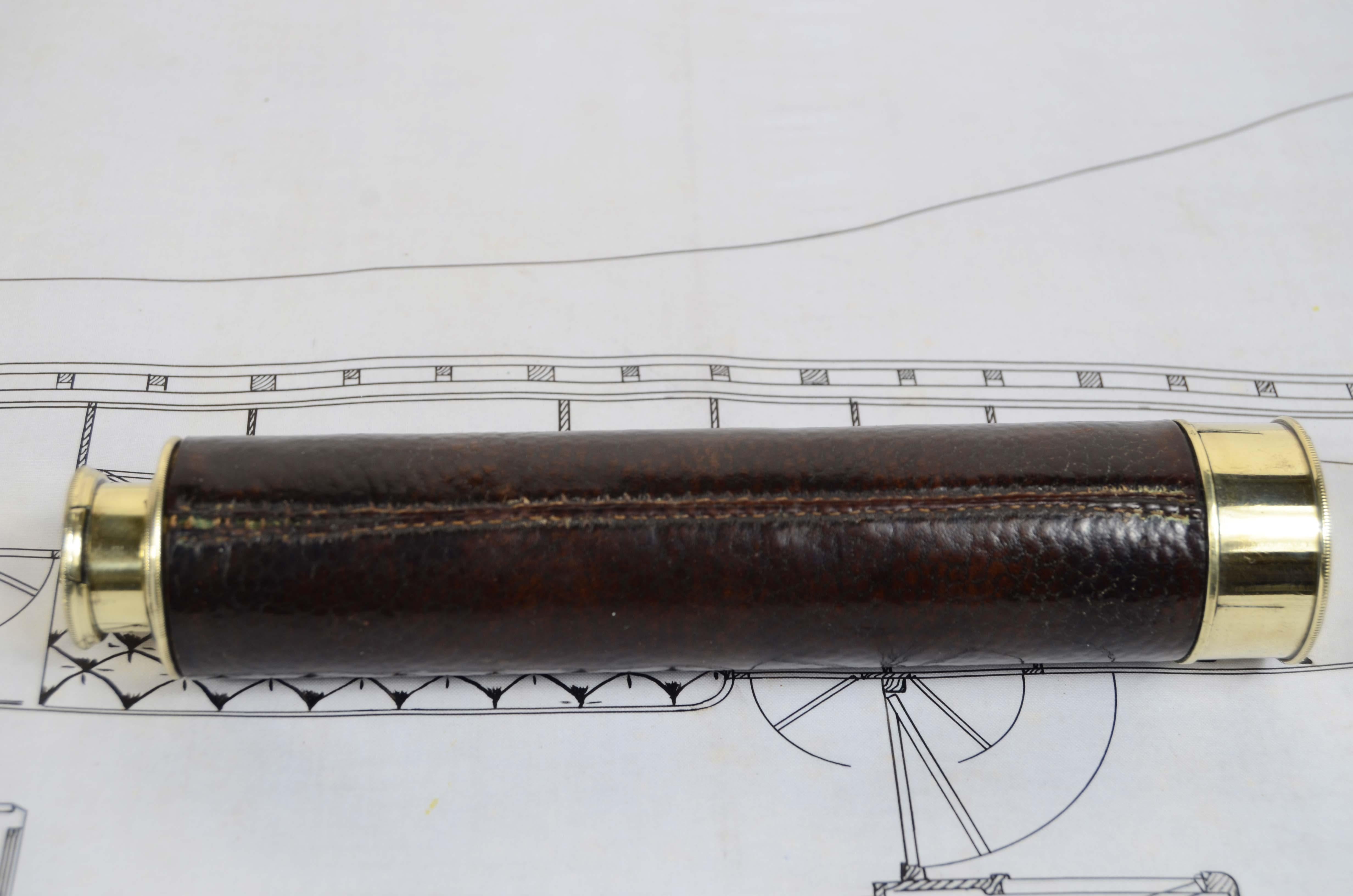 Cannocchiale ottone e cuoio con messa fuoco a due allunghi Inghilterra 1870 circ en vente 1