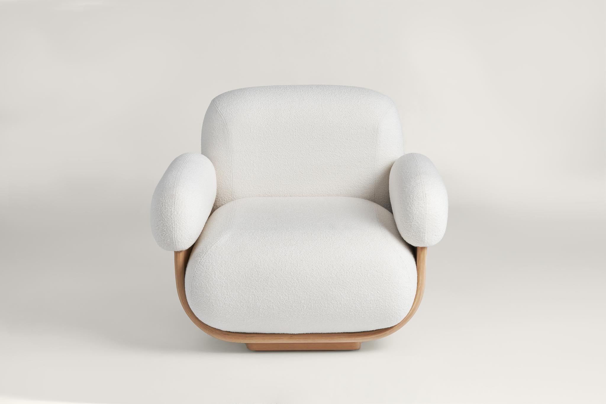 Die Rückenlehne des Stuhls ist perfekt angewinkelt, um eine ergonomische Unterstützung zu bieten, während die Armlehnen eine bequeme Ablage für die Arme bieten. Damit ist der Cannoli Lounge Chair der perfekte Ort, um es sich mit einem guten Buch