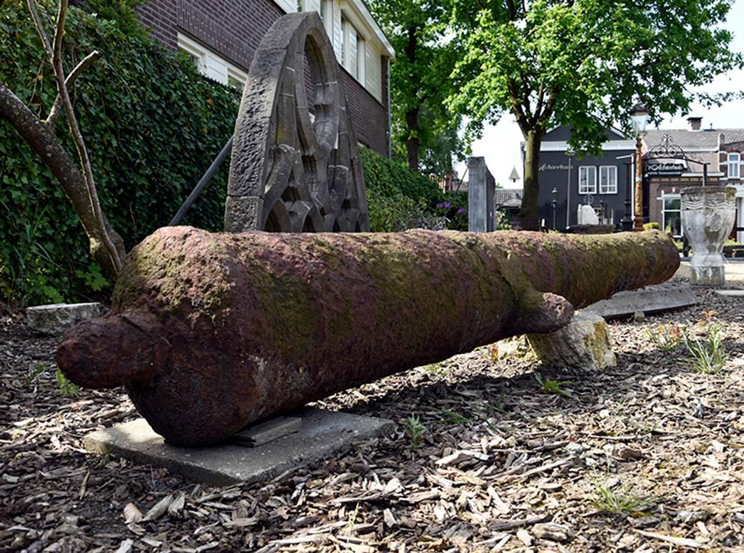 Cannon from the 18th Century In Distressed Condition In Udenhout, NL