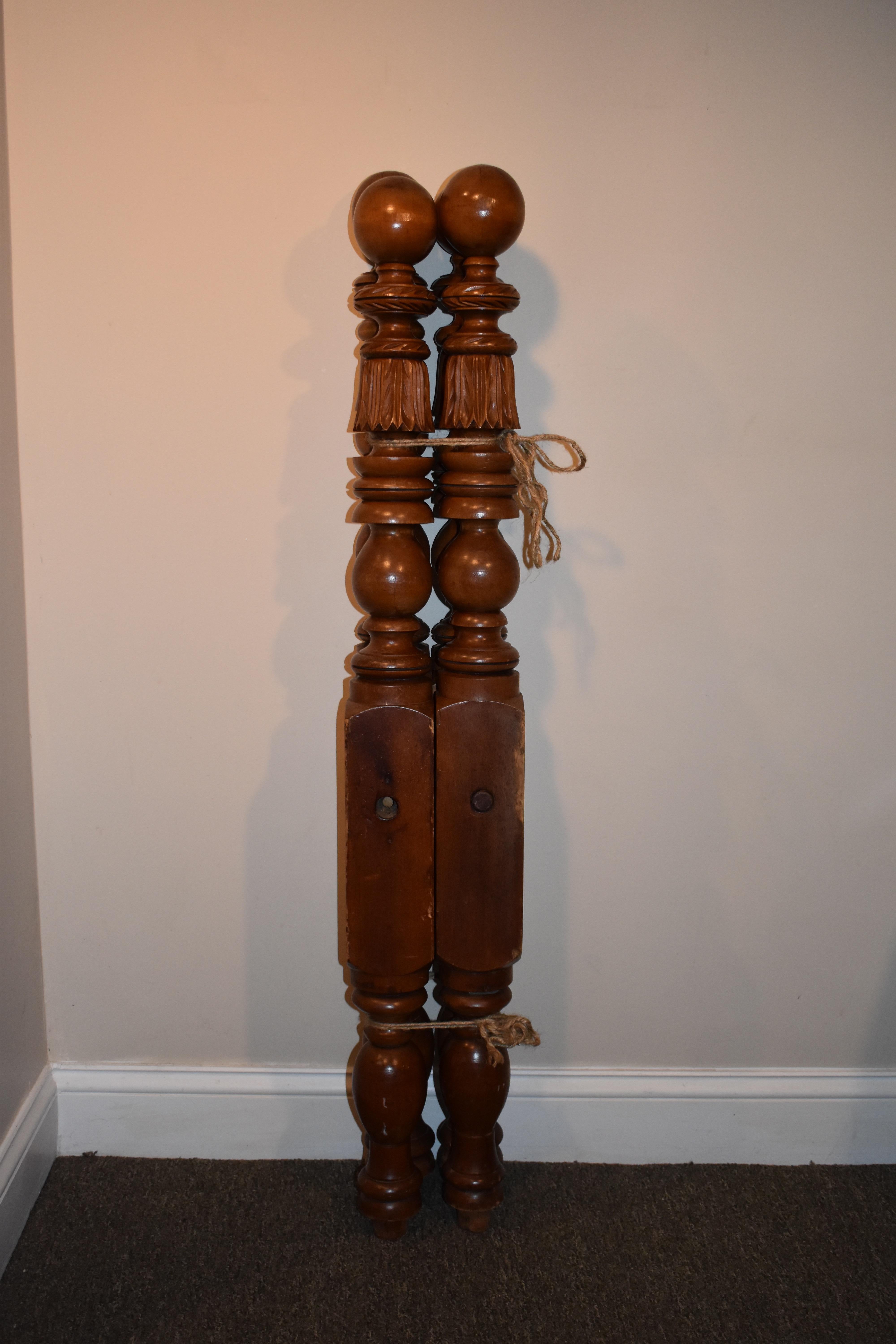 Cannonball and Feather Carved Low Post circa 1840 Refit to Any Size (Amerikanisch Kolonial) im Angebot