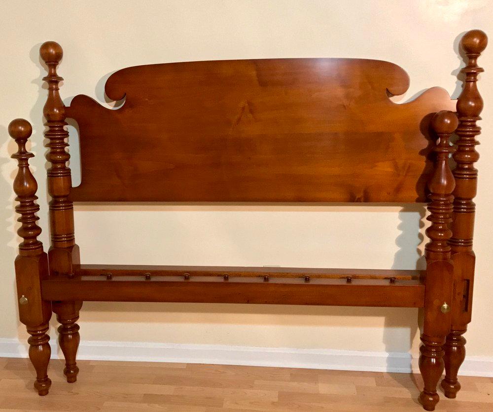 Cannonball Low Post Bed in Light Tiger Maple with Blanket Rail, Delaware In Good Condition For Sale In Billerica, MA
