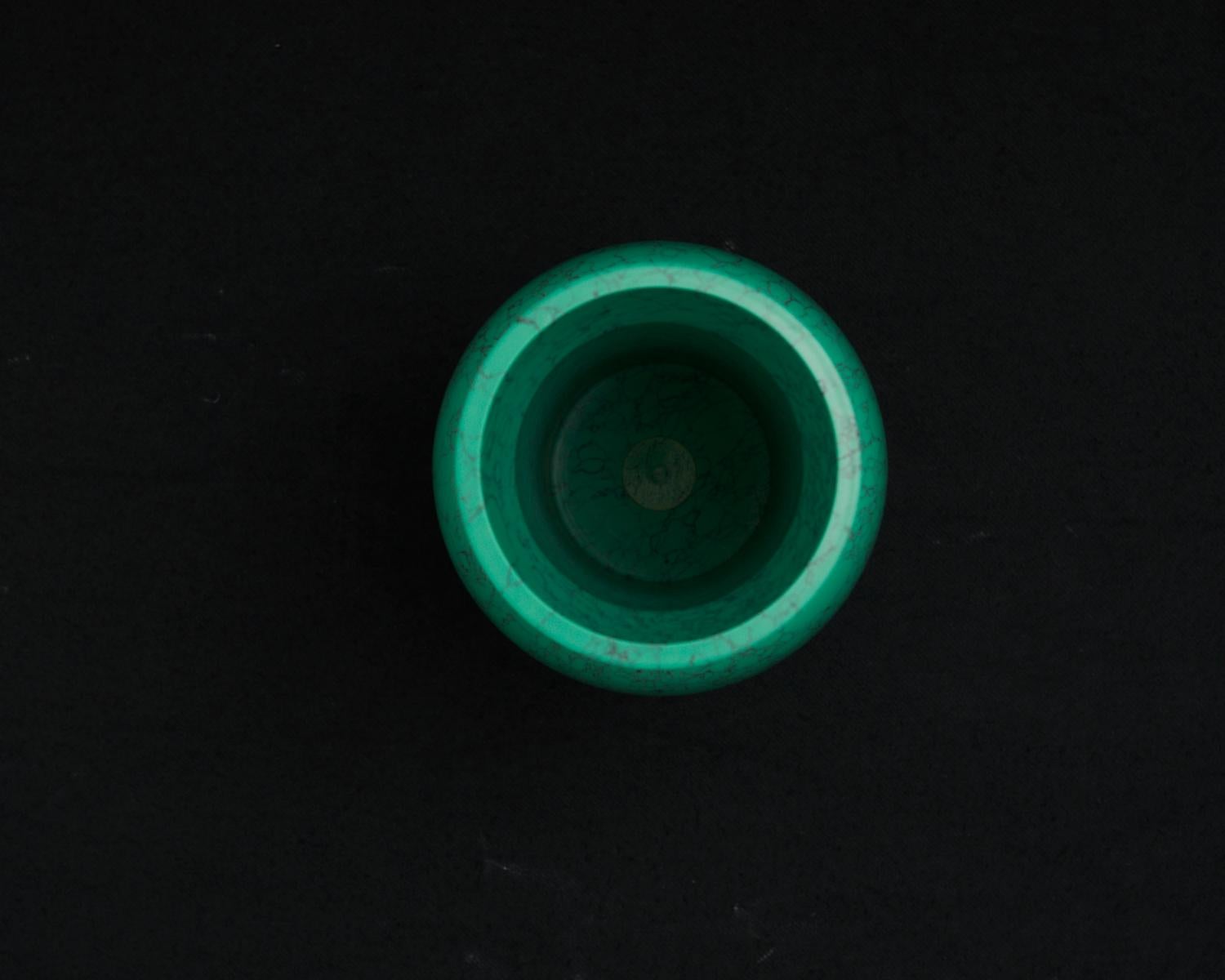 Intagliato Vaso Cano in Aqua-Marina, marmo frantumato e mix di resina, di Colours of JoYE in vendita