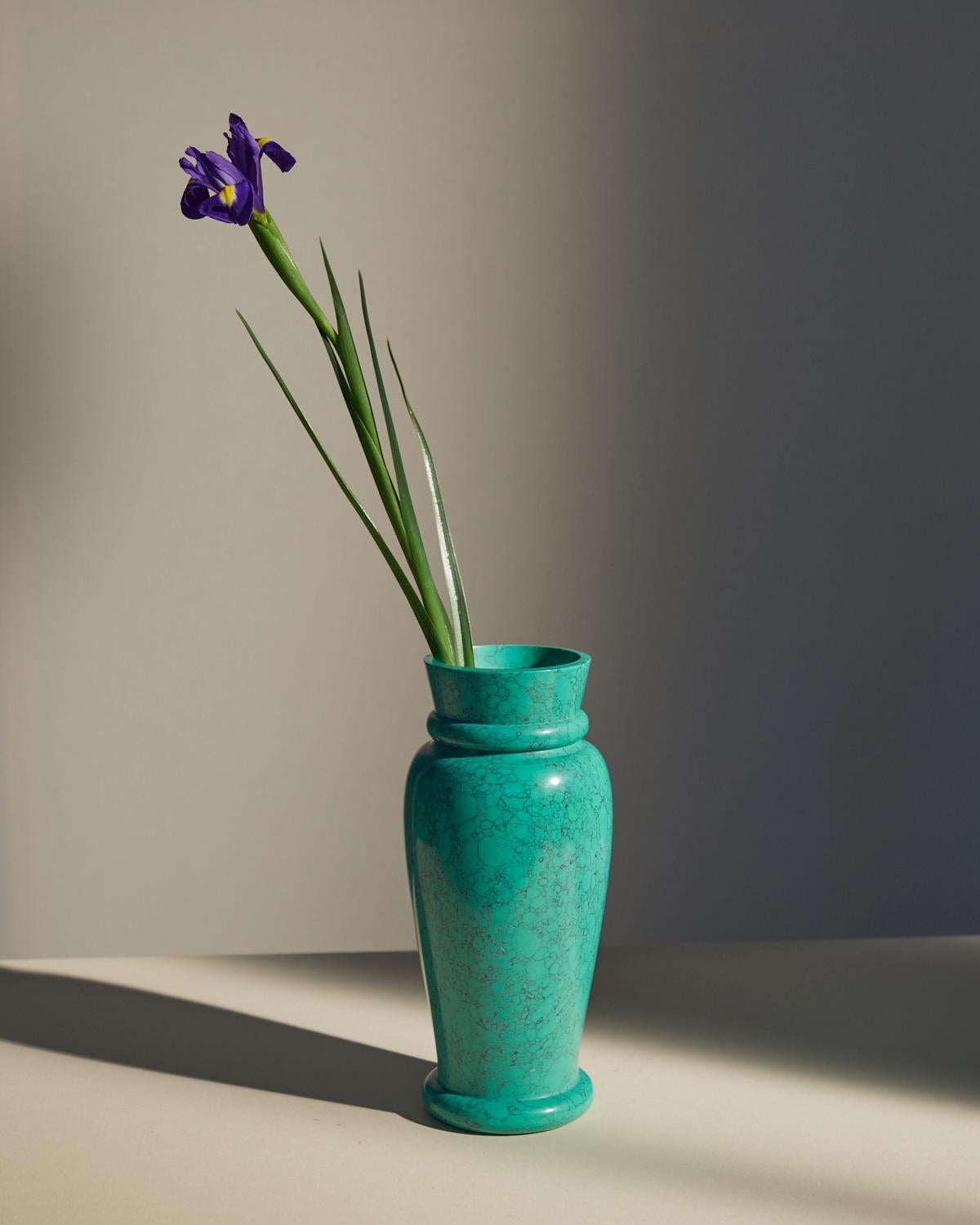 XXI secolo e contemporaneo Vaso Cano in Aqua-Marina, marmo frantumato e mix di resina, di Colours of JoYE in vendita
