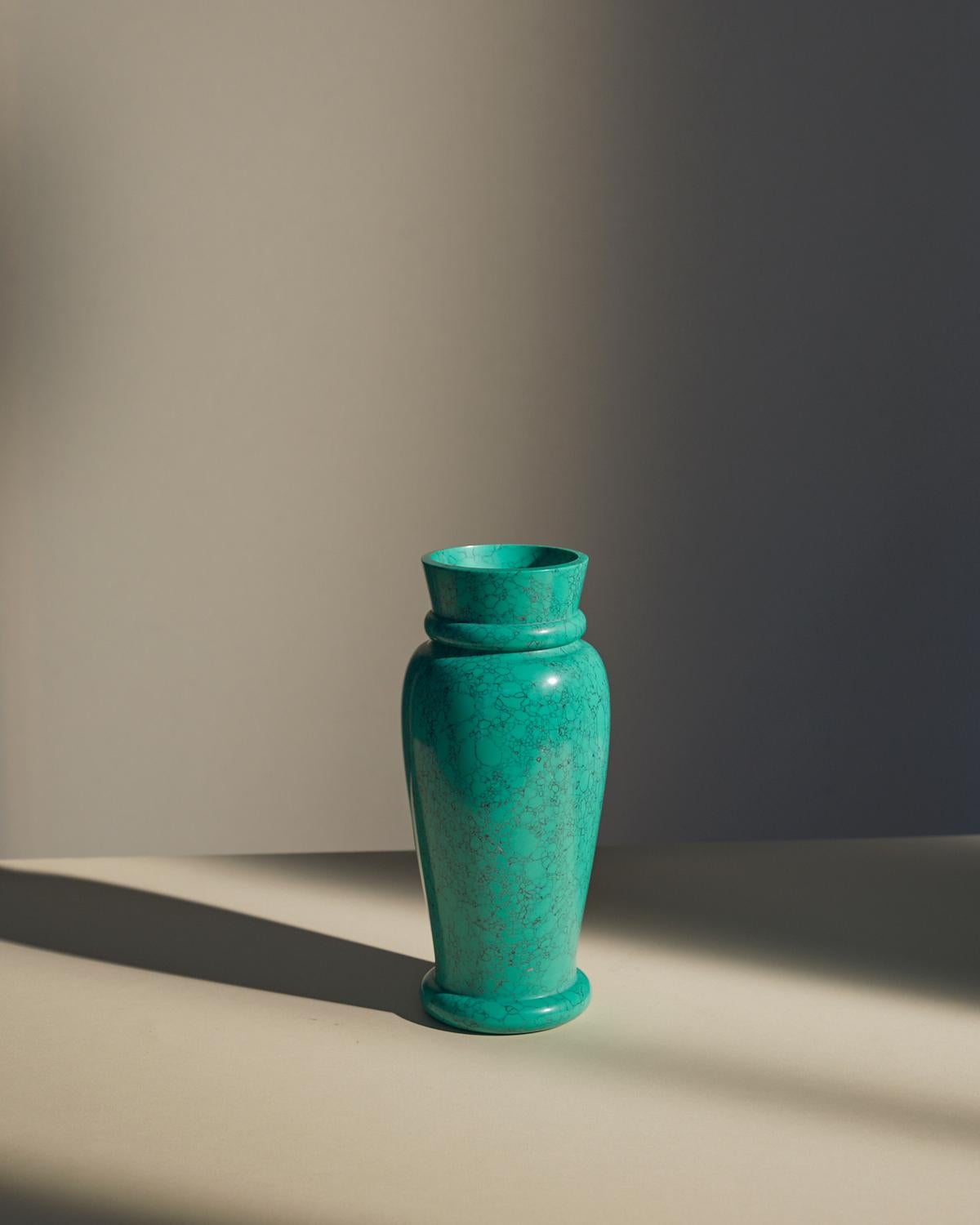 Resina Vaso Cano in Aqua-Marina, marmo frantumato e mix di resina, di Colours of JoYE in vendita