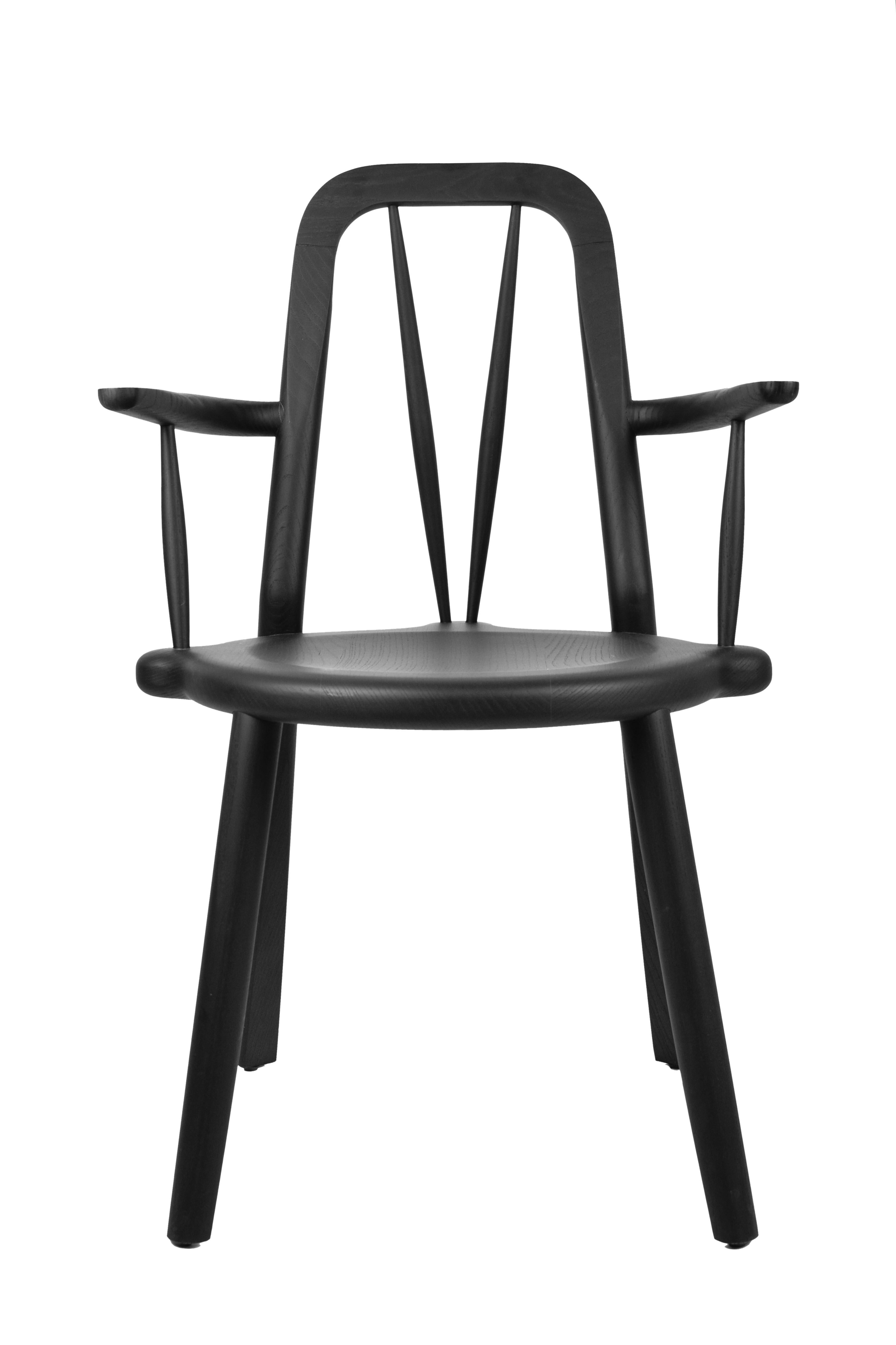 Inspiriert vom zeitlosen Design des Bacalhau-Stuhls, bietet Canoa eine moderne Variante, die sich nahtlos in jeden Raum einfügt. Ganz gleich, ob Sie Ihren Essbereich aufwerten oder Ihrem Wohnzimmer einen Hauch von Raffinesse verleihen möchten, Canoa