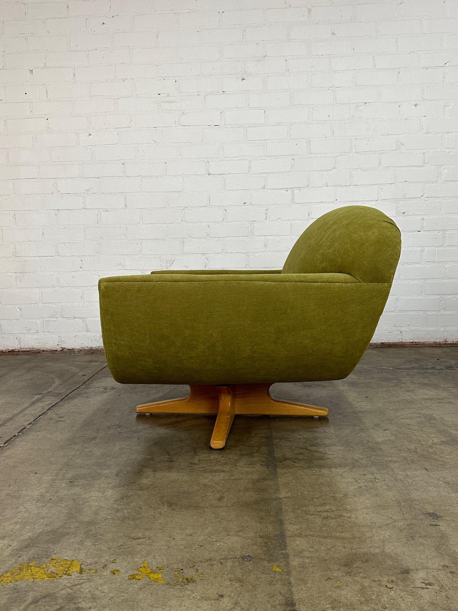 Late 20th Century Canoe Swivel Chair by In House Furniture For Sale