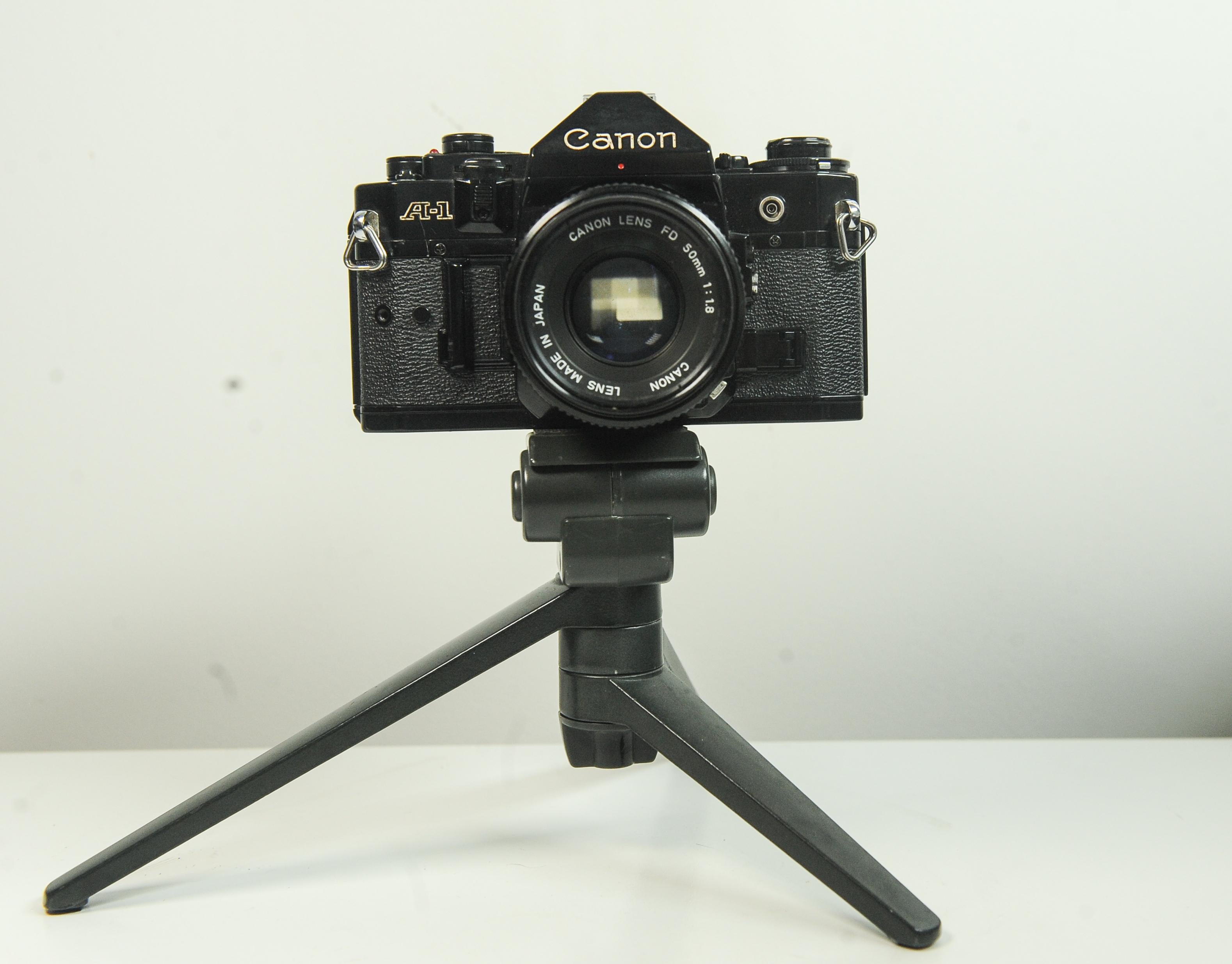 Canon A-1 Black Body 35mm SLR Filmkamera mit Canon FD 50mm F1.8 Prime Objektiv

1978 bis 1985 Hergestellt in Japan
Gewicht: 609g

