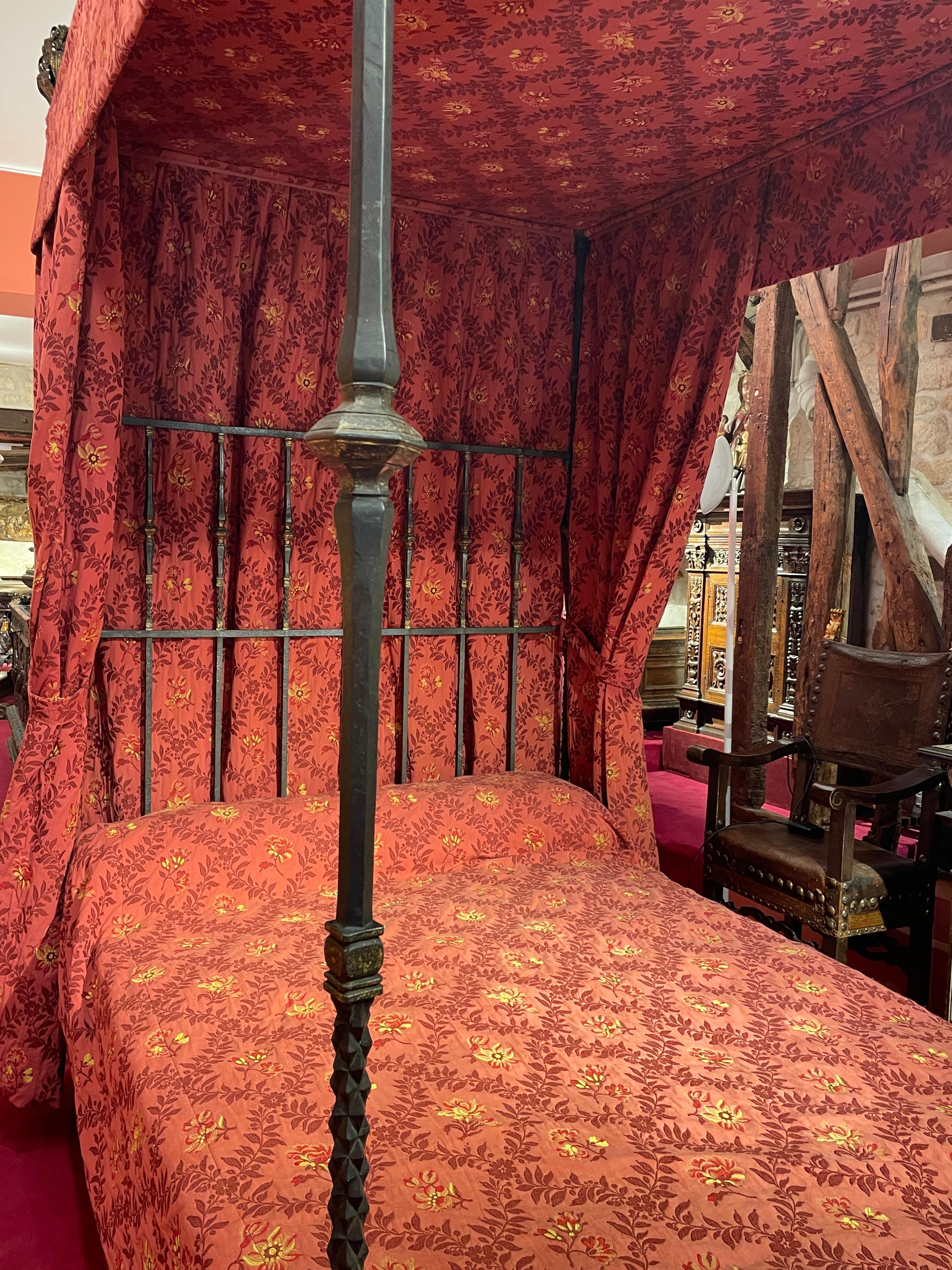 Canopy Bed in Hammered and gilded wrought iron In Good Condition For Sale In Saint-Ouen, FR