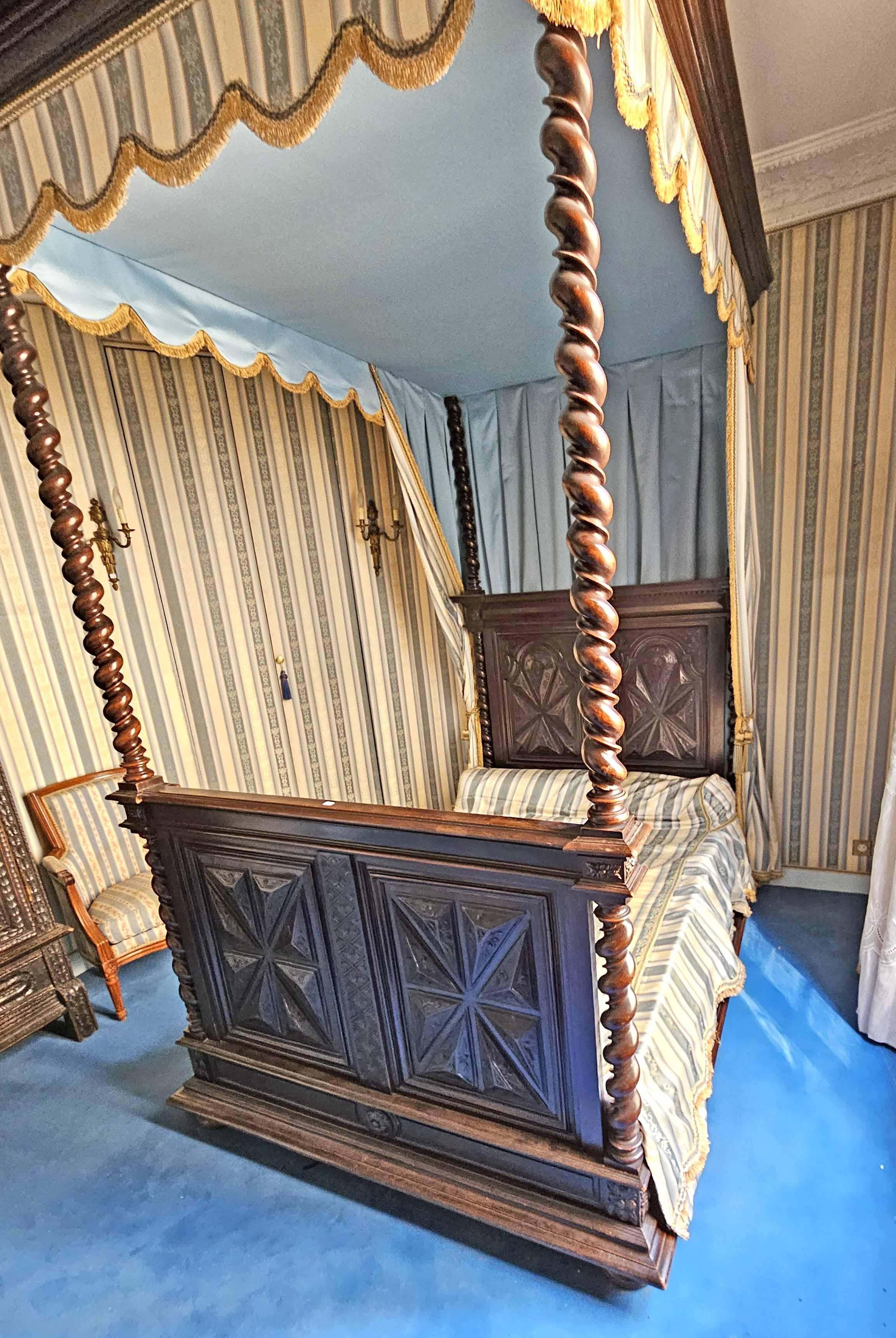 Hand-Carved Canopy Bed with Solomonic Column  st 17th century
