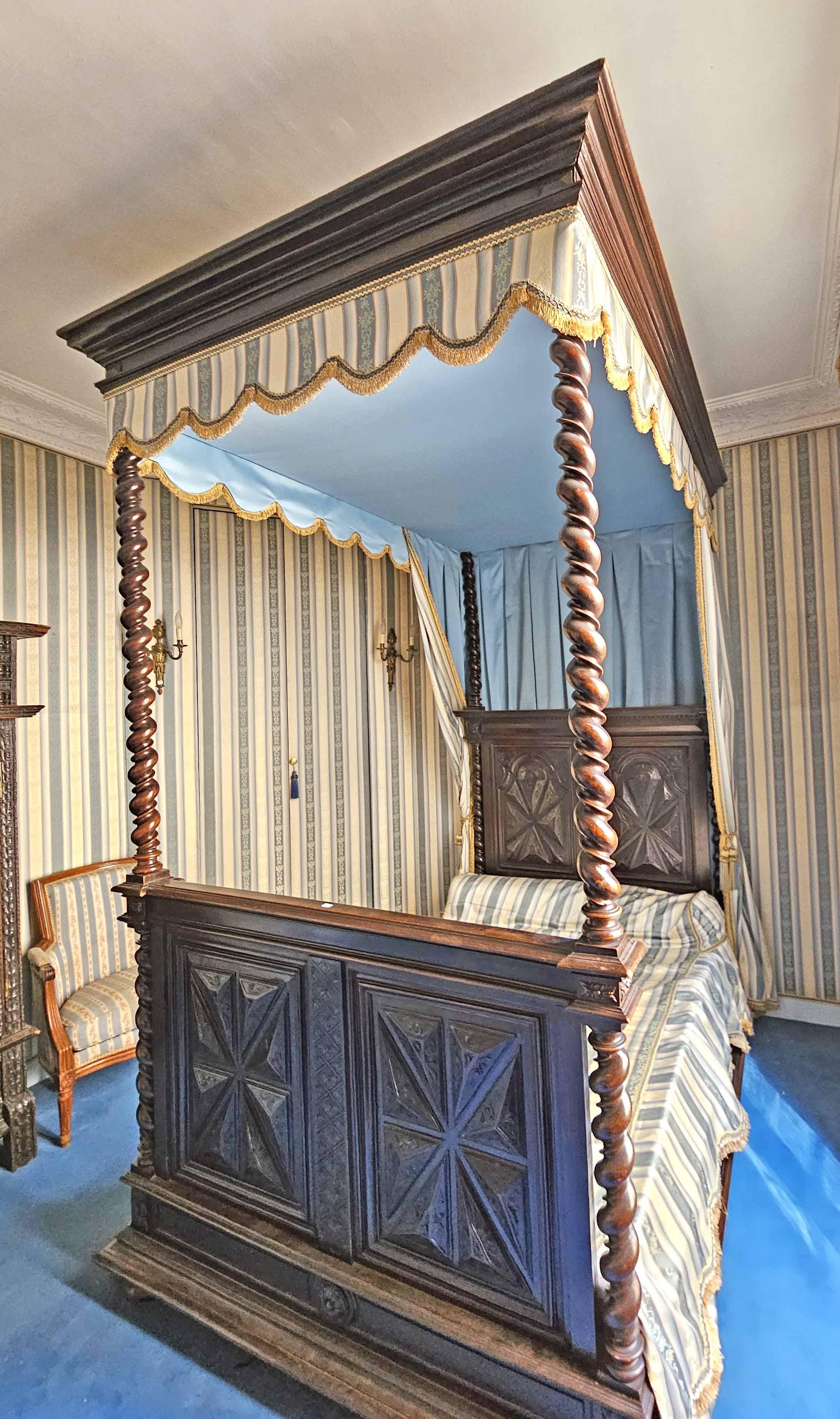 Canopy Bed with Solomonic Column  st 17th century In Good Condition In CHALON-SUR-SAÔNE, FR