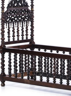 Canopy bobbin lace cradle made of Noble Wood - 17th century