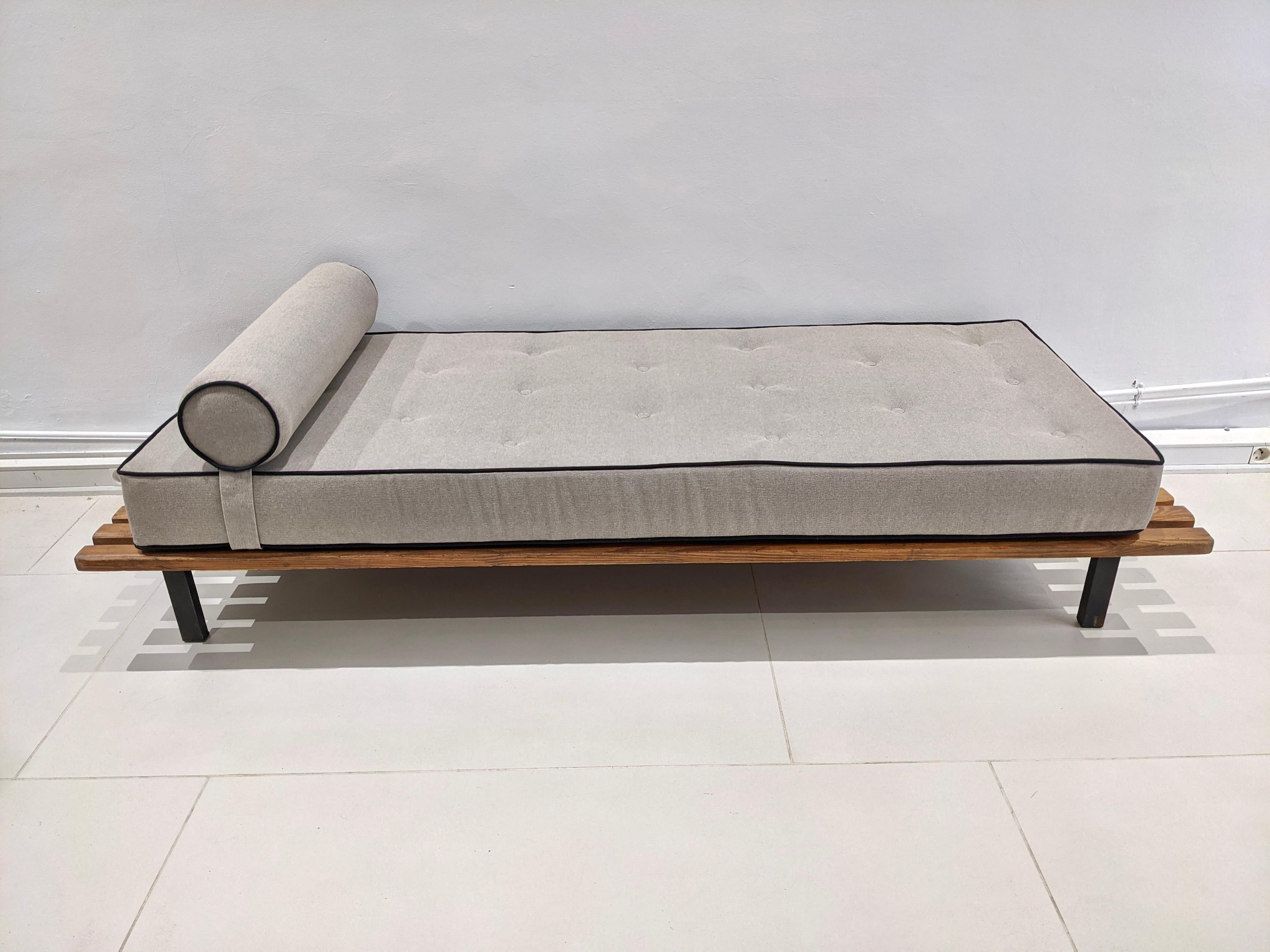 Cansado bench in larch tree by Charlotte Perriand. Year 1954. Edition Steph Simon. Mattress and cushion in grey and black fabric. Very good general condition. 

Provenance: Cansado mining town, Mauritania, Africa.