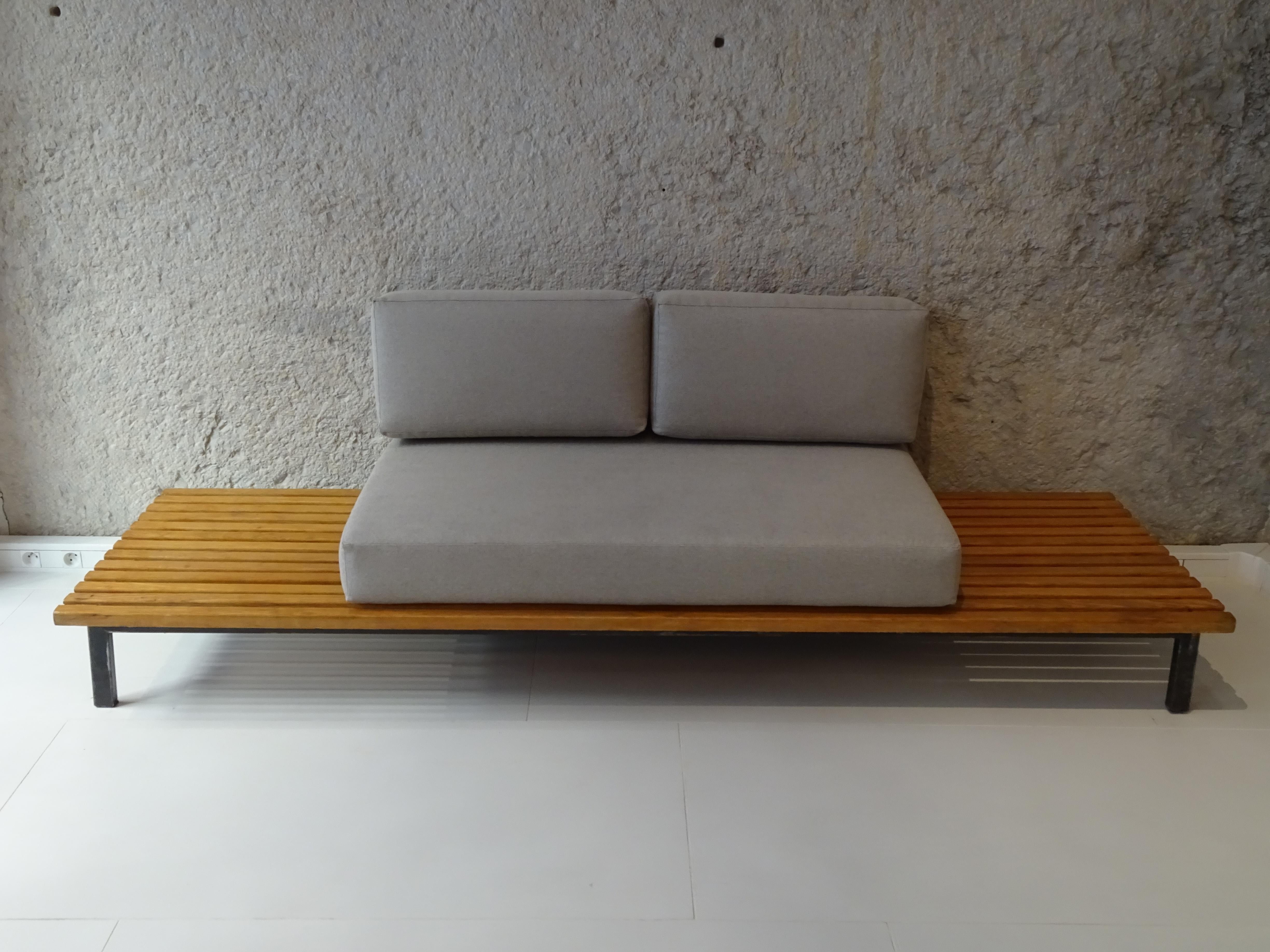 Cansado bench, Charlotte Perriand.
Year 1954. Edition Steph Simon.
Very good general condition.

Provenance: Cansado mining town, Mauritania, Africa.
Dimensions: 227 x 70 cm; Seat height 38: cm; Backrest height: 48 cm.