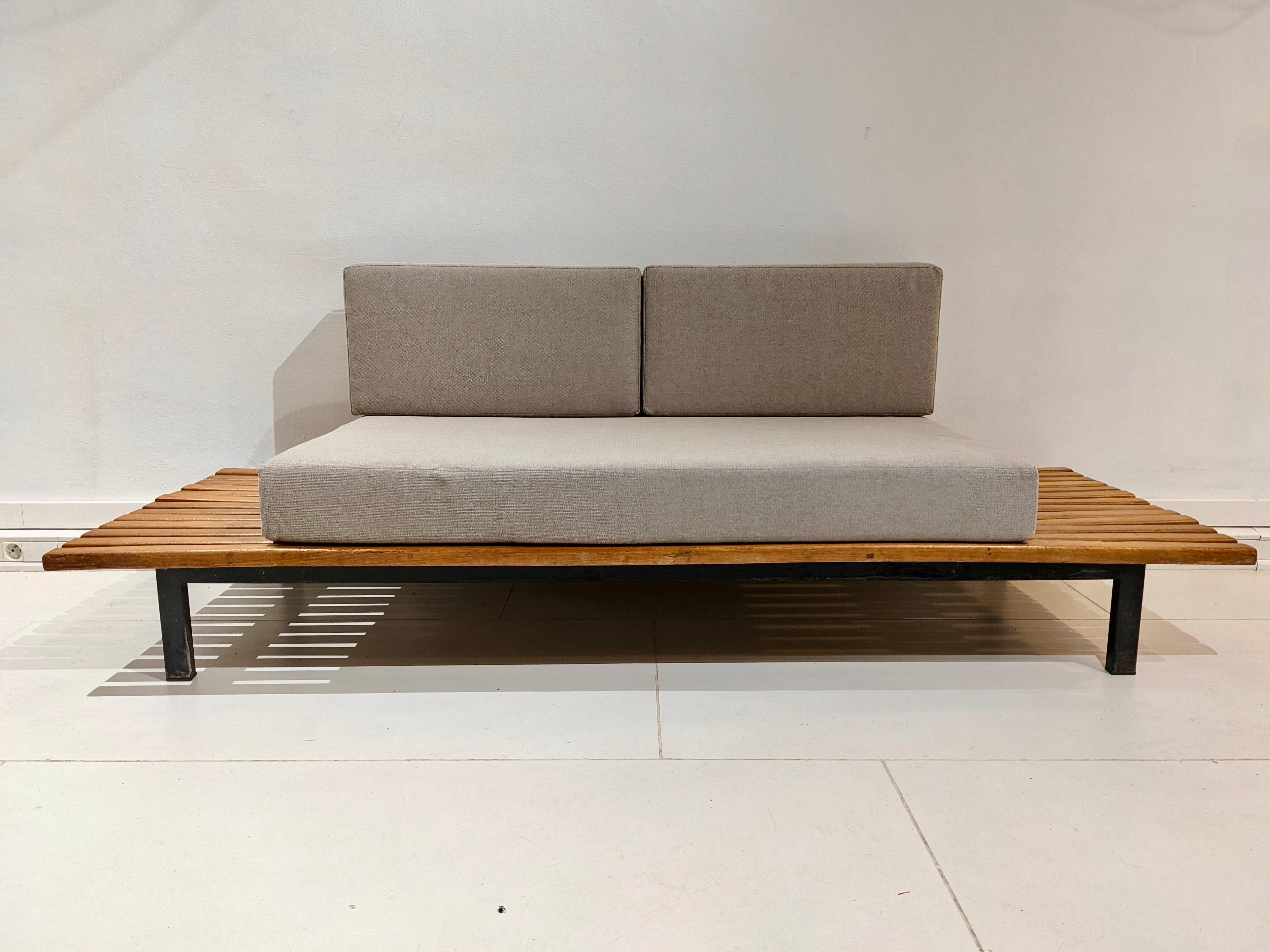 Mid-Century Modern Cansado Bench in Oak Wood and Grey Fabric Cushion by Charlotte Perriand