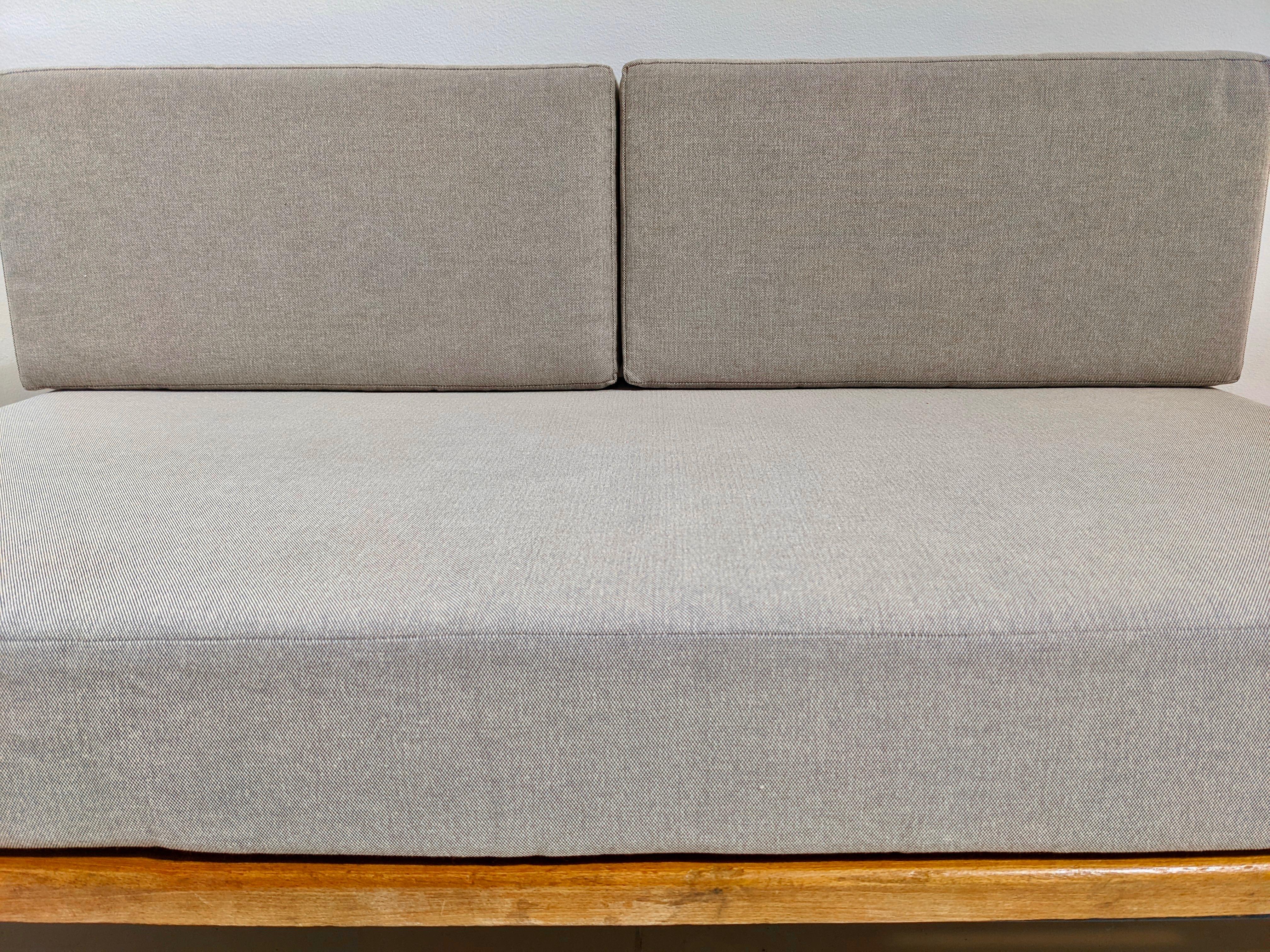 Cansado Bench in Oak Wood and Grey Fabric Cushion by Charlotte Perriand In Good Condition In lyon, FR
